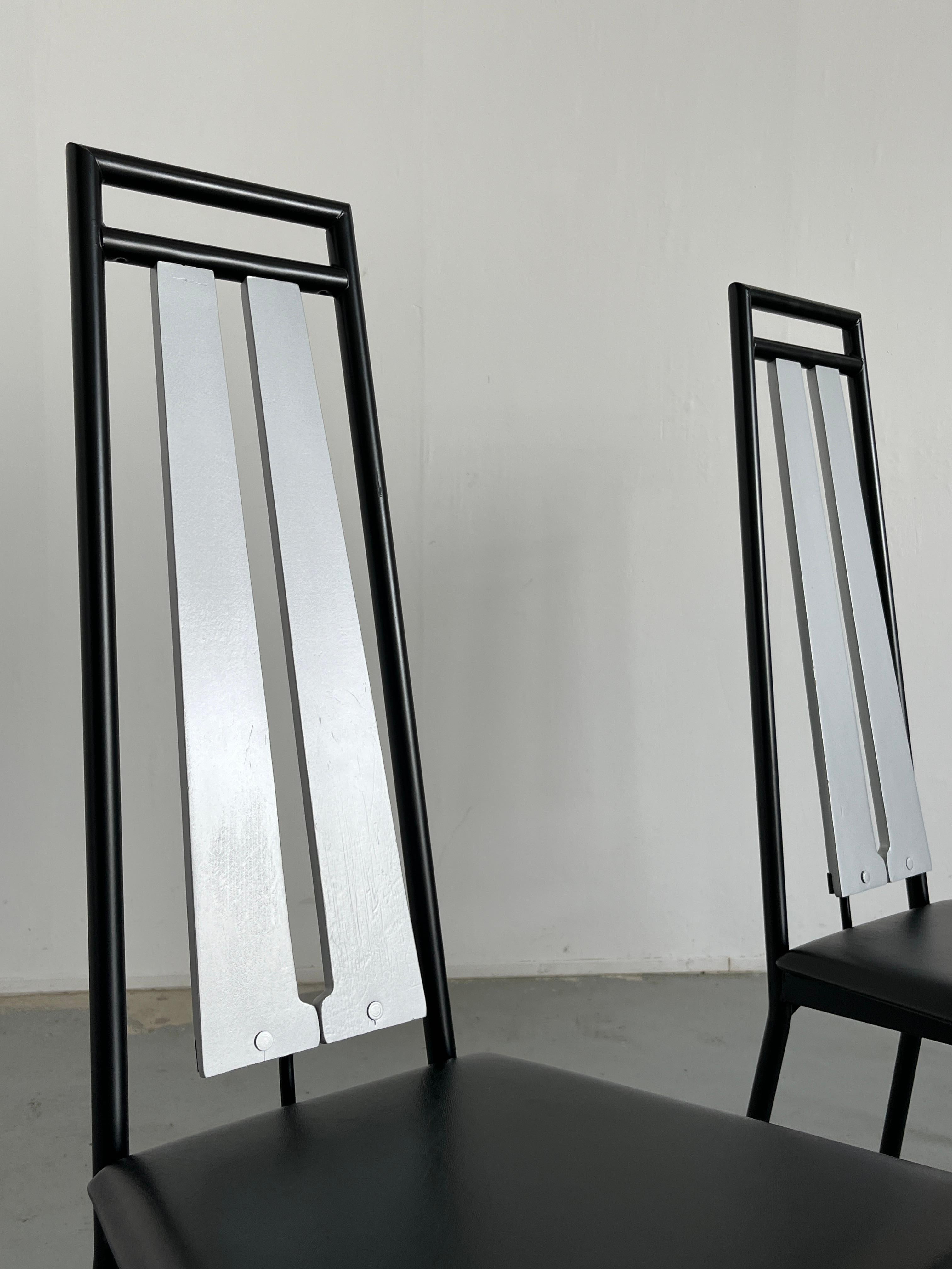 Métal Ensemble de 4 chaises de salle à manger postmodernes brutalistes à dossier haut, Italie, années 1980 en vente
