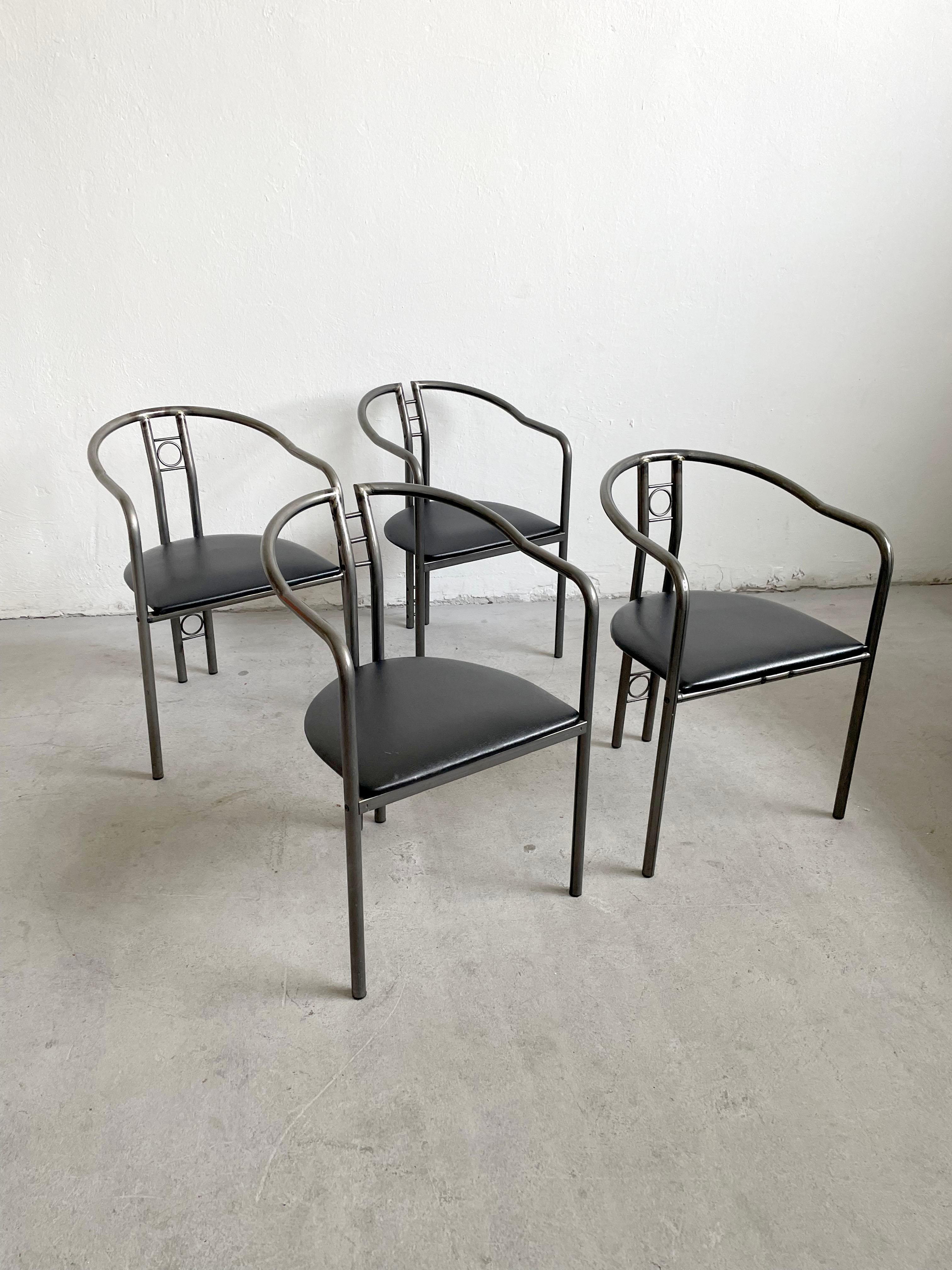 Chaises de salle à manger post-modernes belges des années 1980, magnifiquement fabriquées et conçues, ensemble de 4.

Châssis en laiton avec assise recouverte de similicuir noir

Les chaises sont en très bon état vintage avec des traces mineures