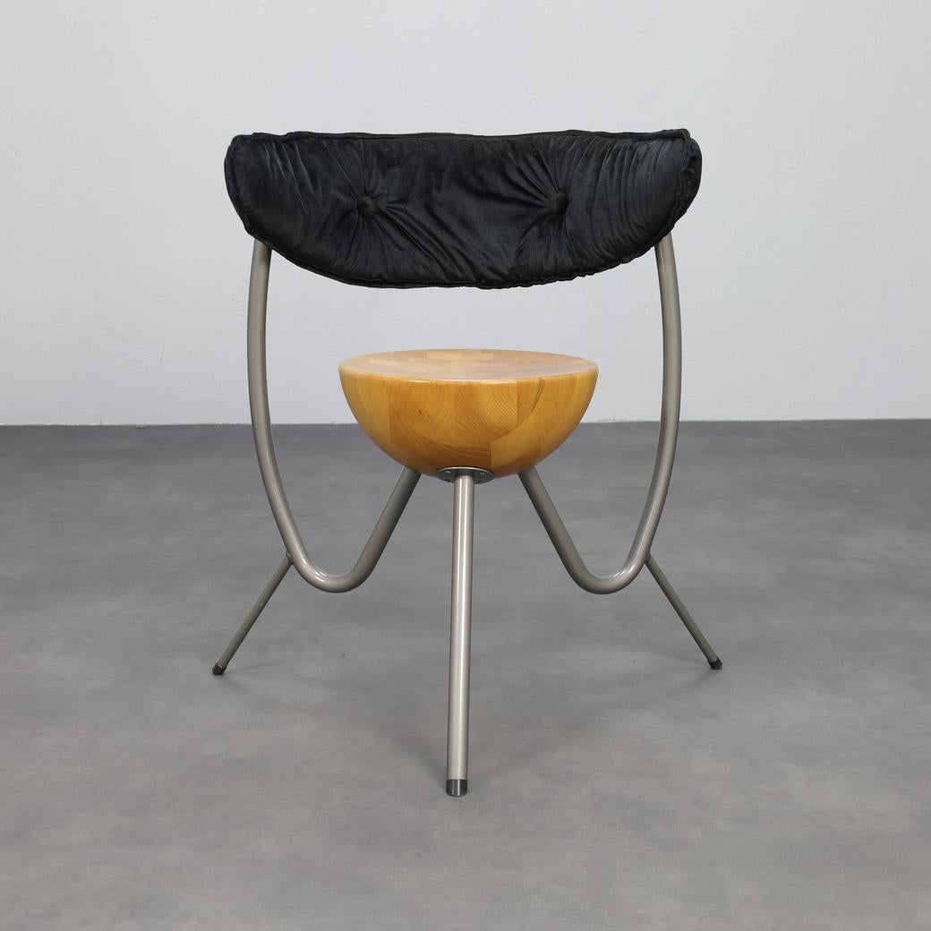 Rob Eckhardt
Set of 4 dining chairs, 1980s
Metal frame, solid wood seat, new black velvet upholstery
H 75 × W 58 × D 72 cm — seat height 48 cm — seat Ø 33 cm

Striking postmodern dining chairs with sculptural half-sphere wooden seats and tubular