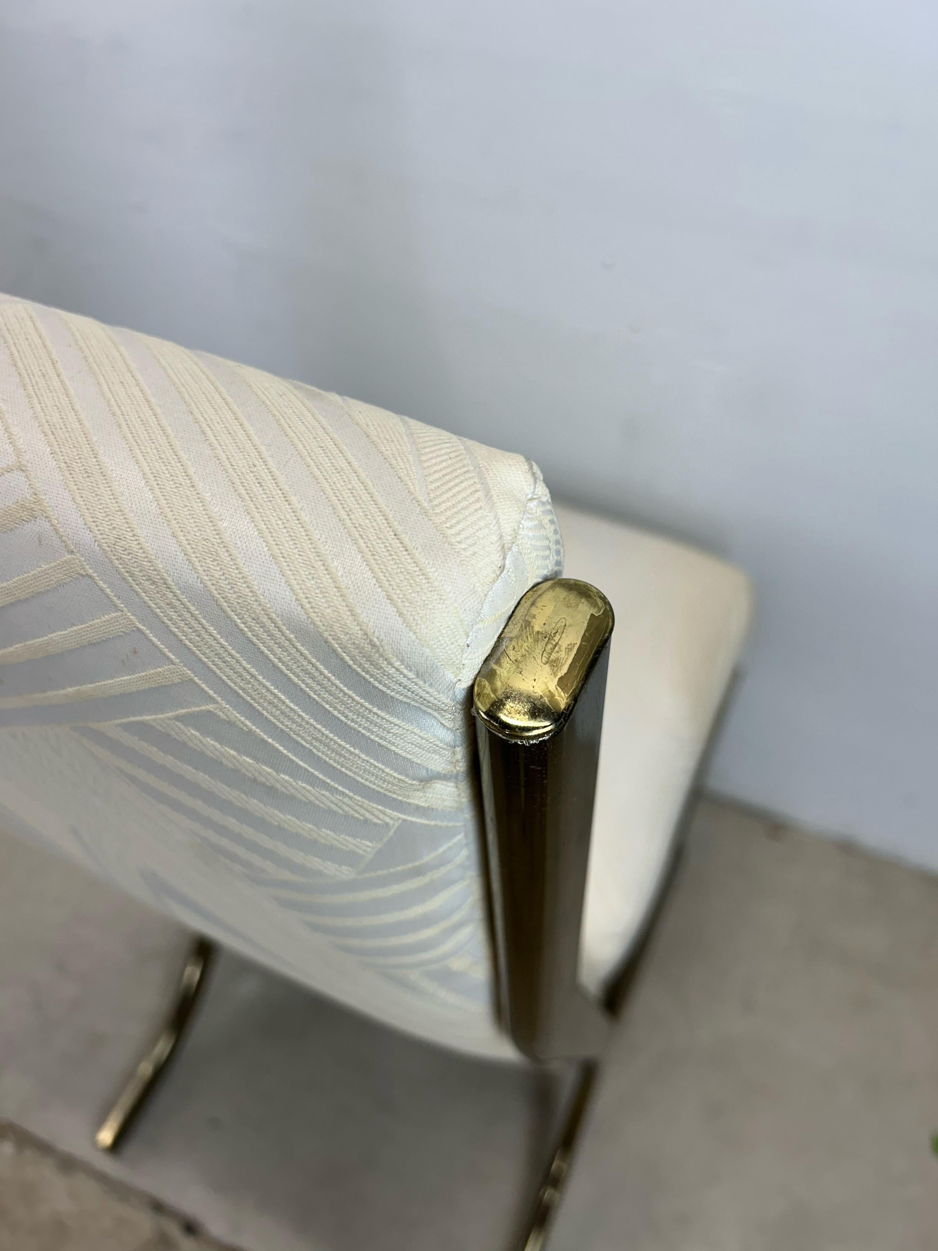 Set di 4 sedie da pranzo postmoderne con base in ottone in vendita 7
