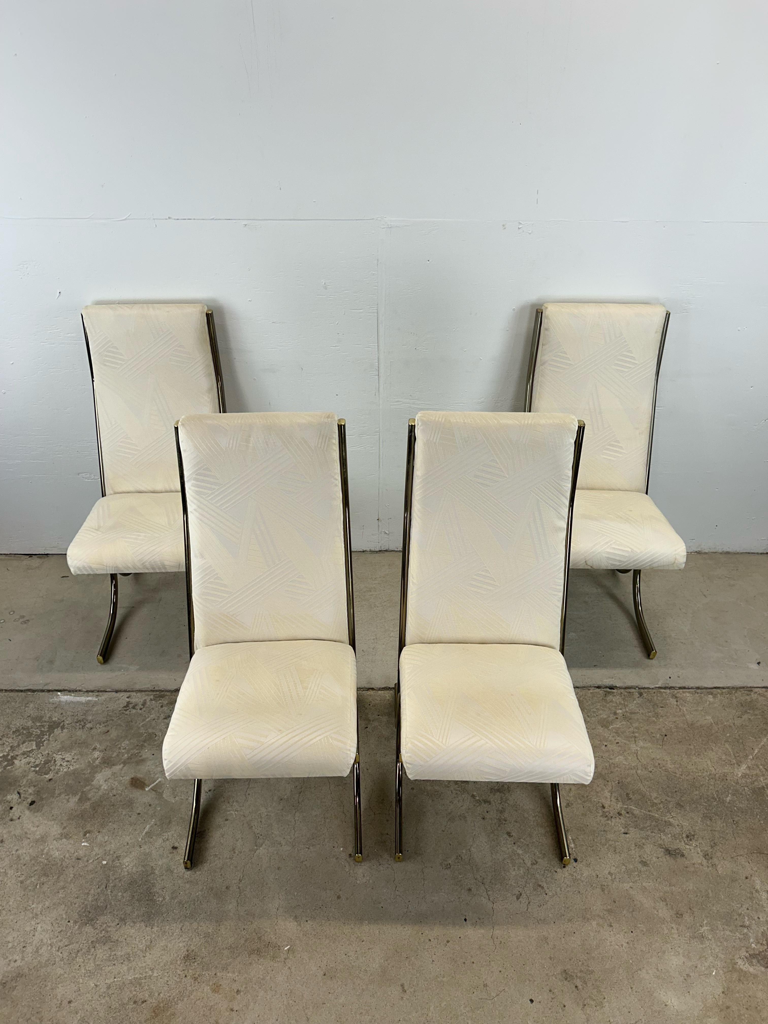 Questo set di quattro sedie da pranzo postmoderne presenta un'imbottitura bianca con texture vintage e una base a sbalzo con inserti in ottone. u2028u2028Dai un'occhiata agli altri annunci di mobili postmoderni.
u2028Dimensioni: 17w 22d 39h