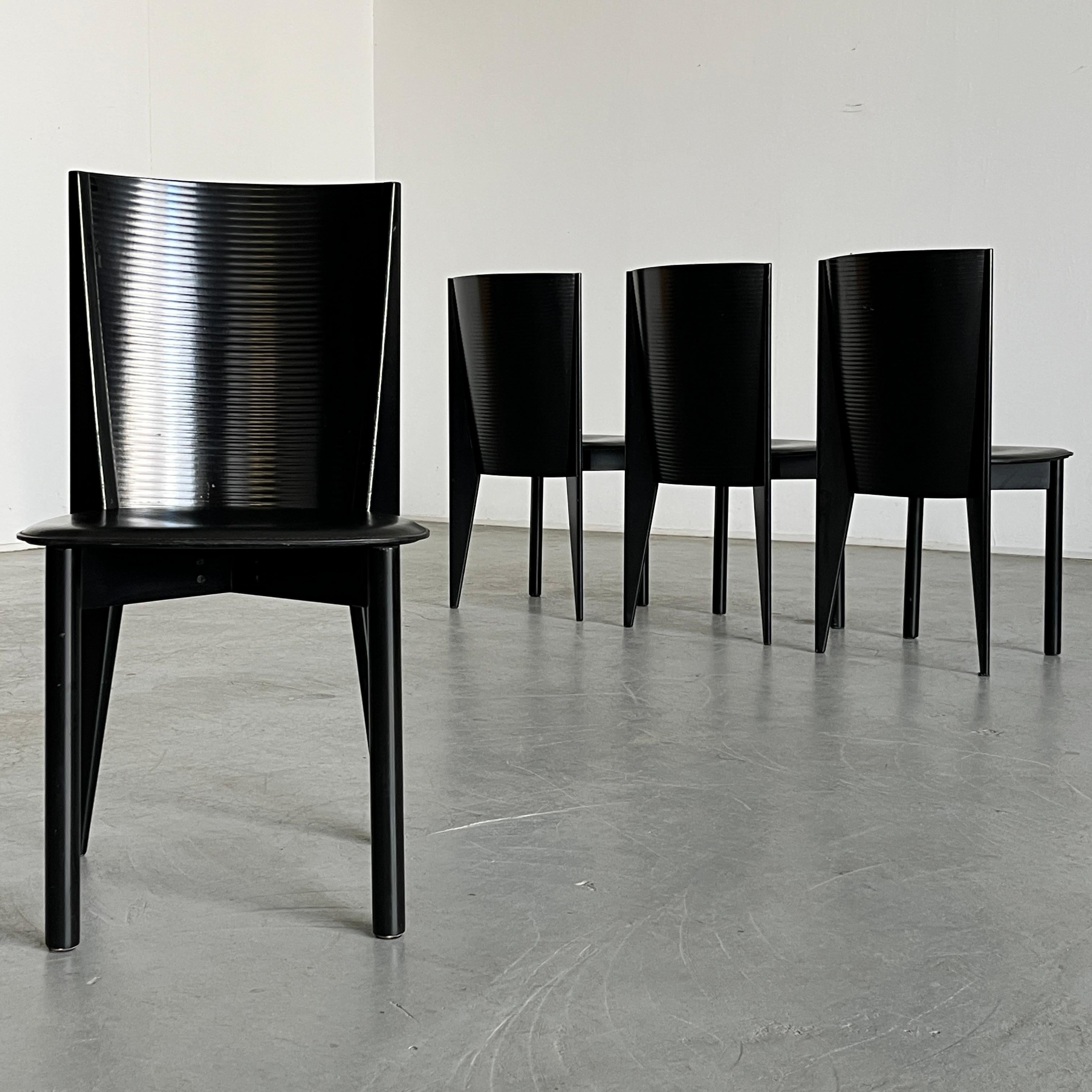 Ein Satz von vier postmodernen Vintage-Esszimmerstühlen des italienischen Herstellers Calligaris. Die Stühle sind mit schwarzen Ledersitzen ausgestattet, die auf skulpturalen, postmodernen Gestellen aus ebonisiertem Bugholz ruhen, die auf der
