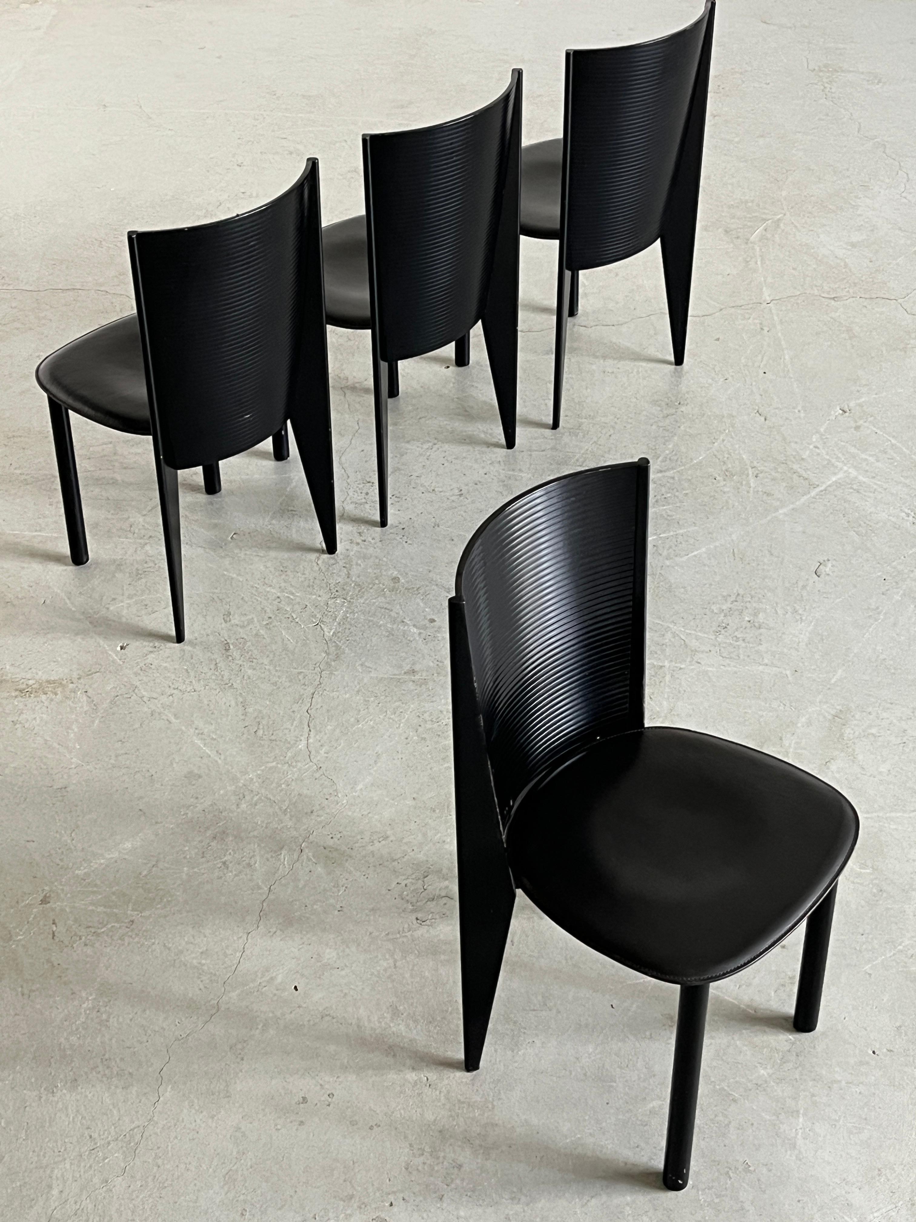 Set aus 4 postmodernen italienischen Esszimmerstühlen von Calligaris aus ebonisiertem Bugholz, 80 (Italienisch) im Angebot