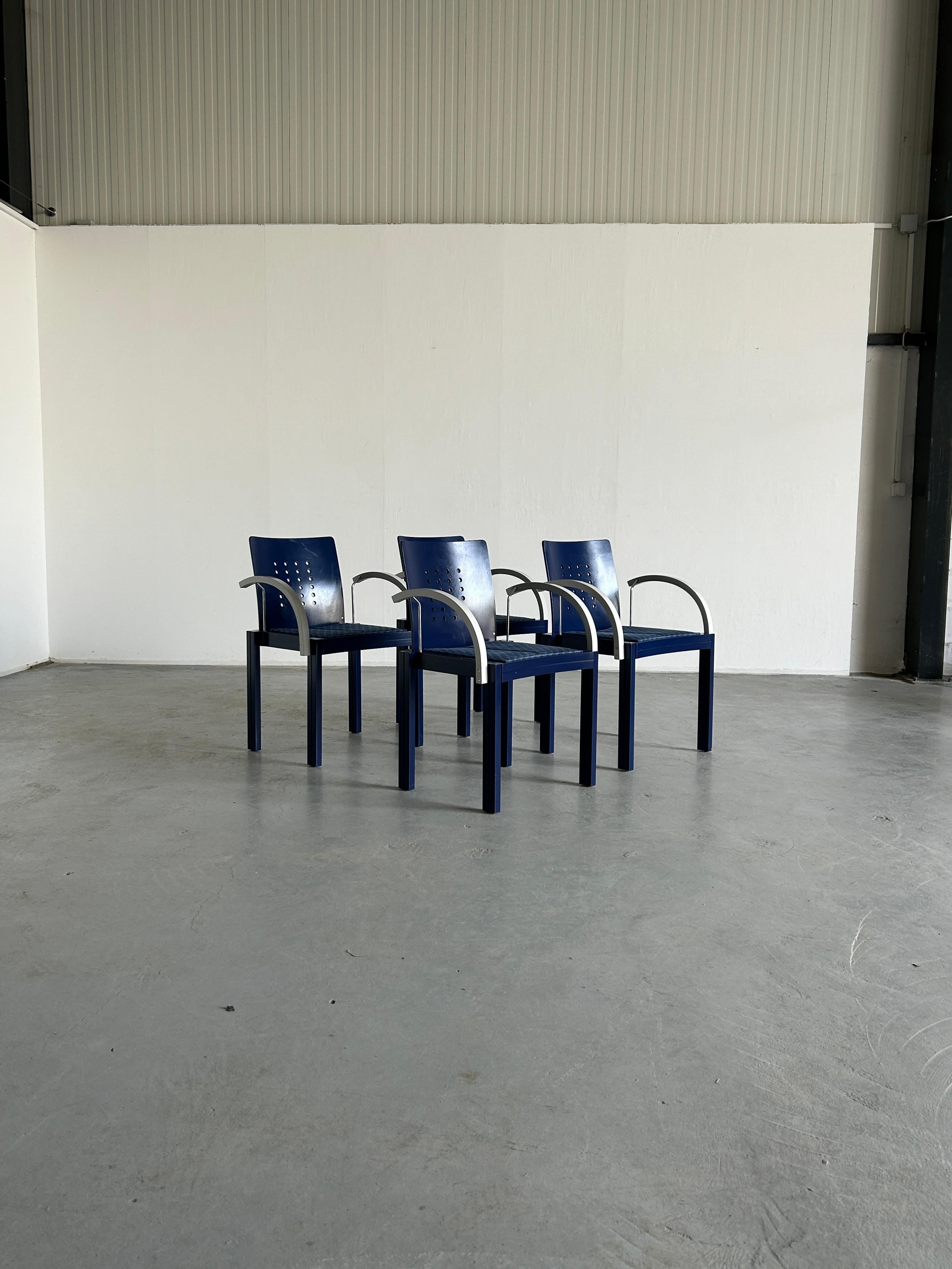 Ensemble de quatre chaises de salle à manger Thonet d'origine, de conception postmoderne Memphis, exceptionnellement rares et de collection.
Sculpture et forme géométrique.

Produit par Thonet Vienna en 1996.
Fabriqué en qualité et en bon état