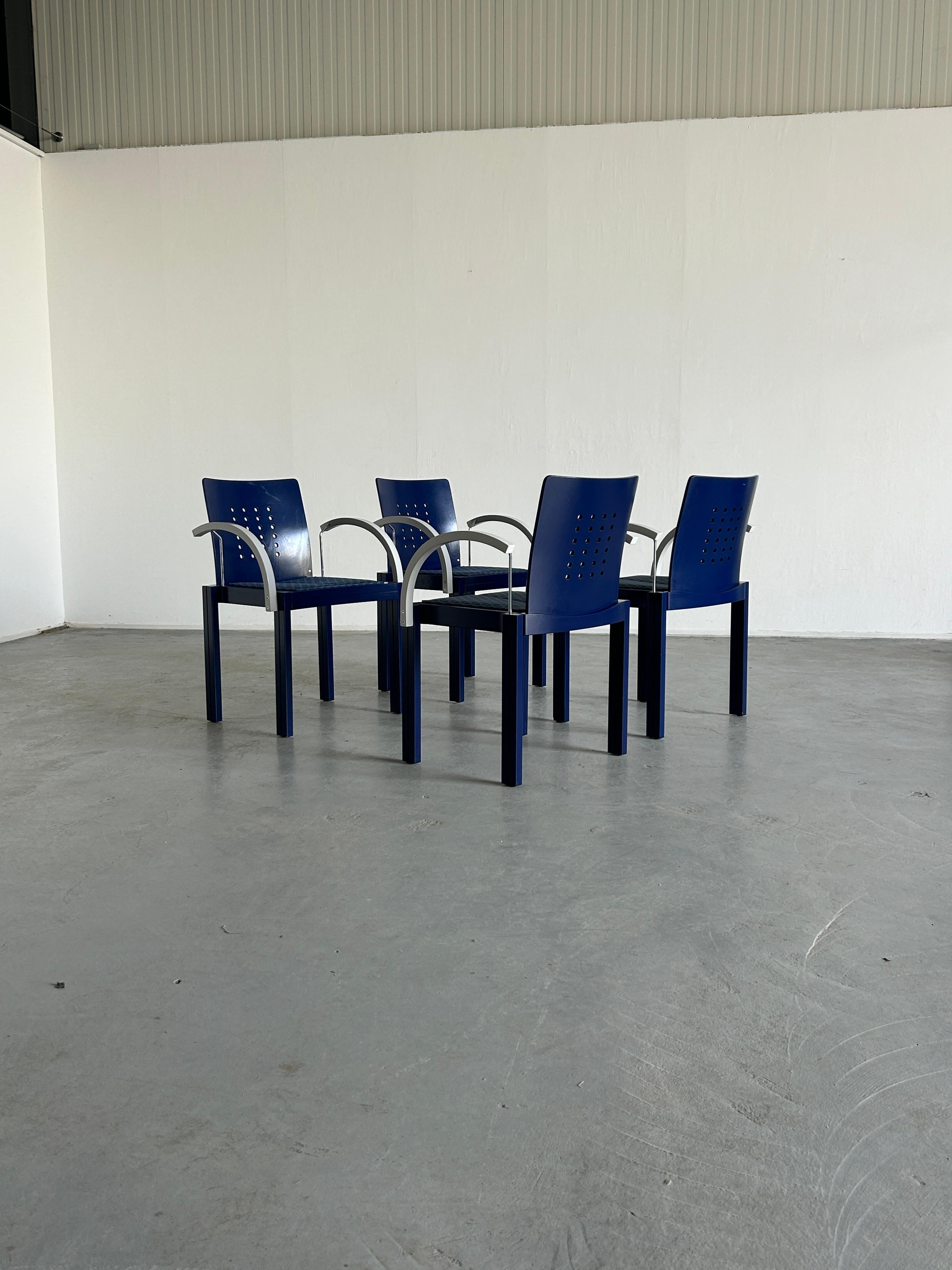 Postmoderne Ensemble de 4 chaises de salle à manger empilables de l'époque Memphis, Thonet Vienna, années 90 en vente