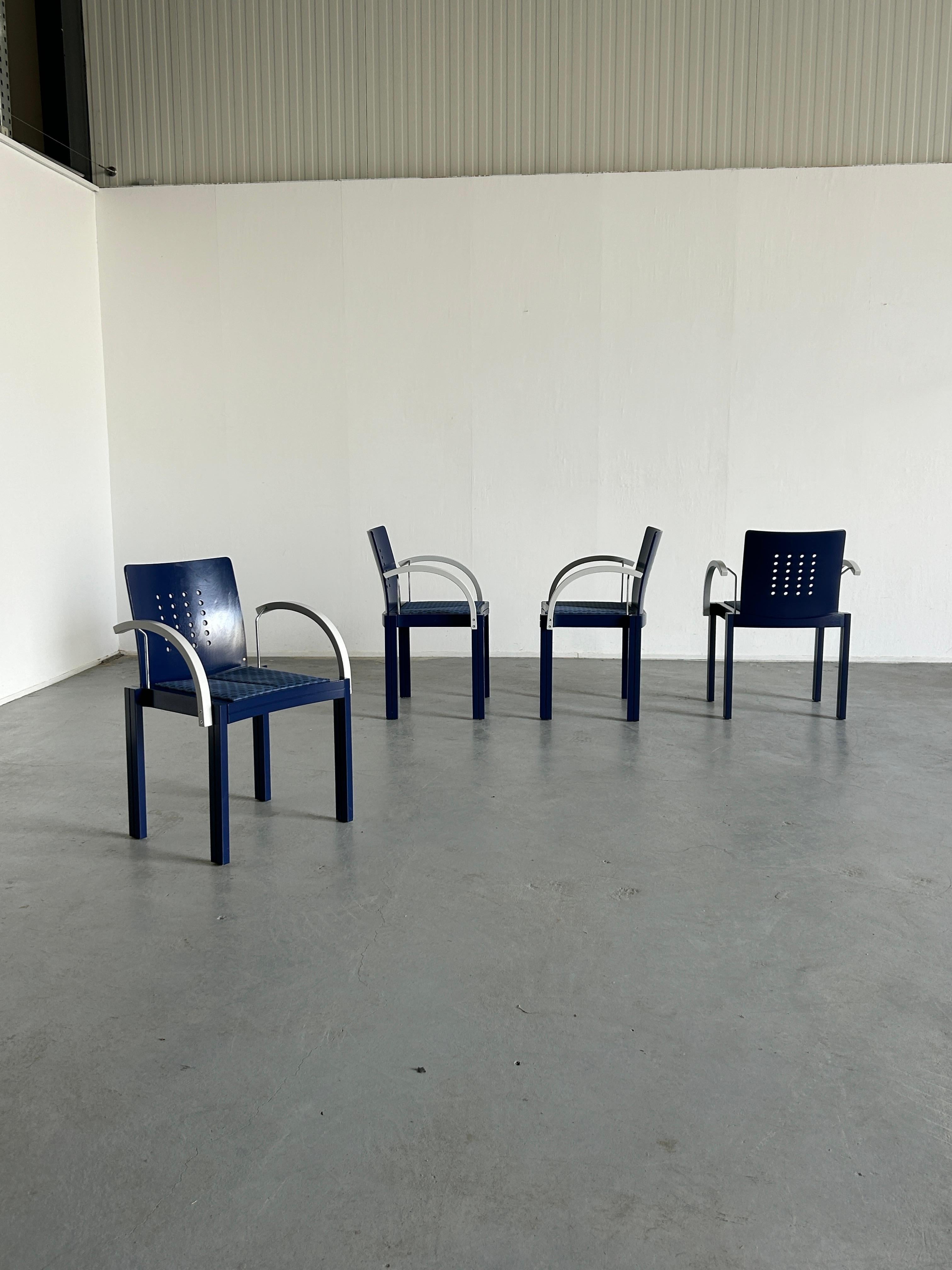 Ensemble de 4 chaises de salle à manger empilables de l'époque Memphis, Thonet Vienna, années 90 Bon état - En vente à Zagreb, HR