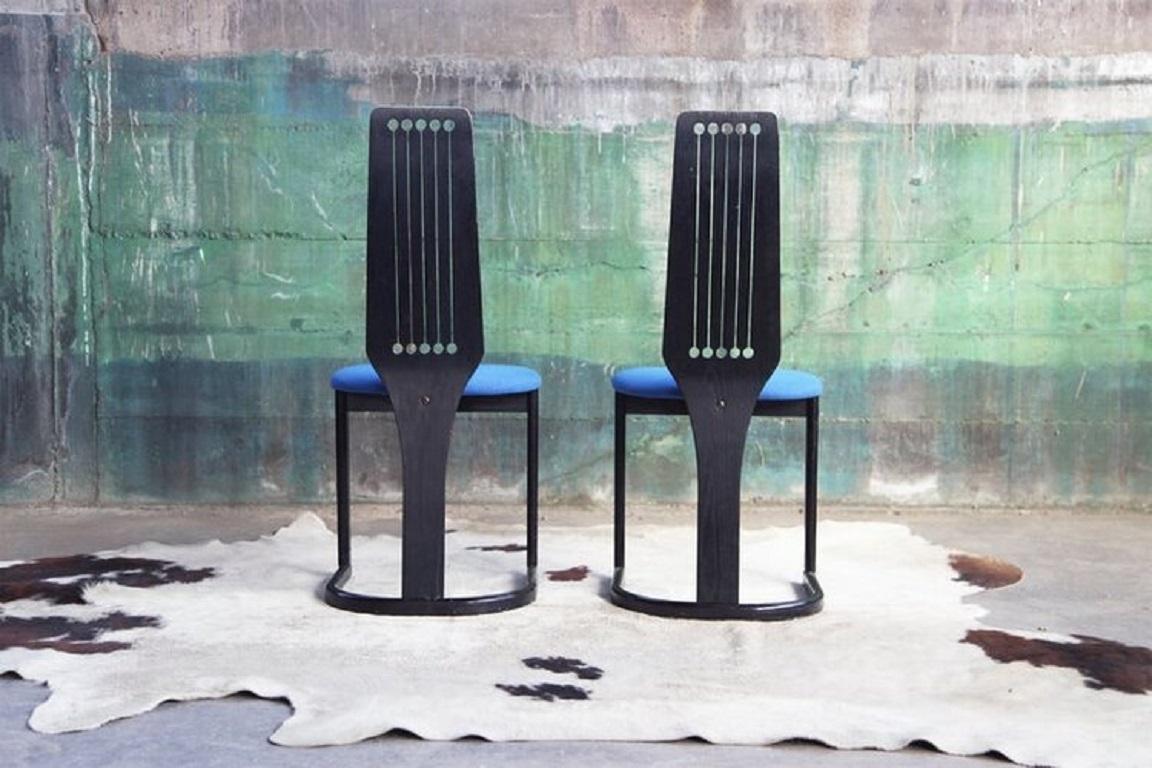 Mid-Century Modern Ensemble de 4 chaises de salle à manger postmodernes norvégiennes Memphis noires ébénisées, années 1980 en vente