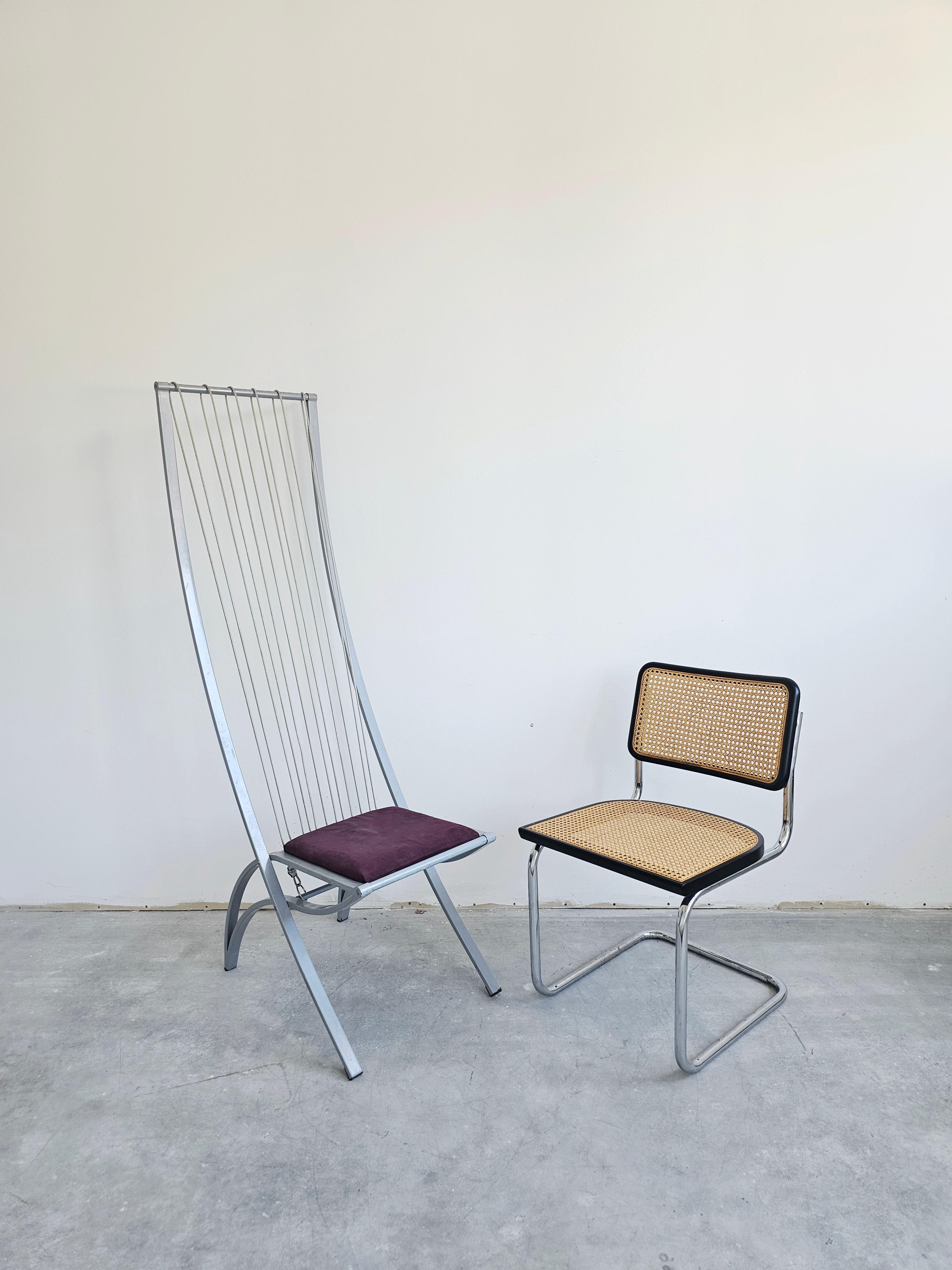 Vous trouverez dans cette annonce un ensemble exceptionnellement rare de 4 chaises de salle à manger postmodernistes 