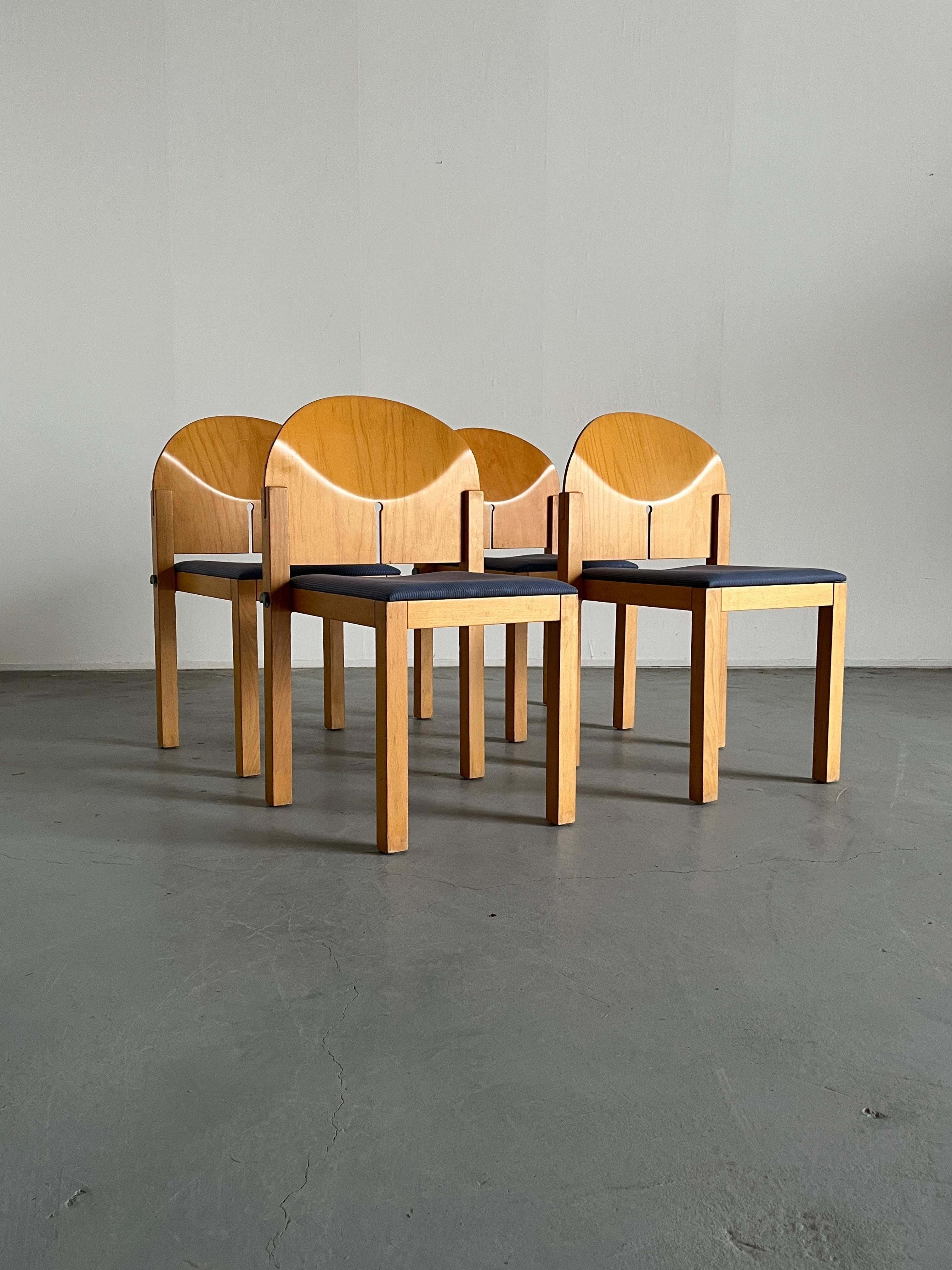 Mid-Century Modern Ensemble de 4 chaises de salle à manger postmodernes sculpturales en bois par Arno Votteler, années 1980