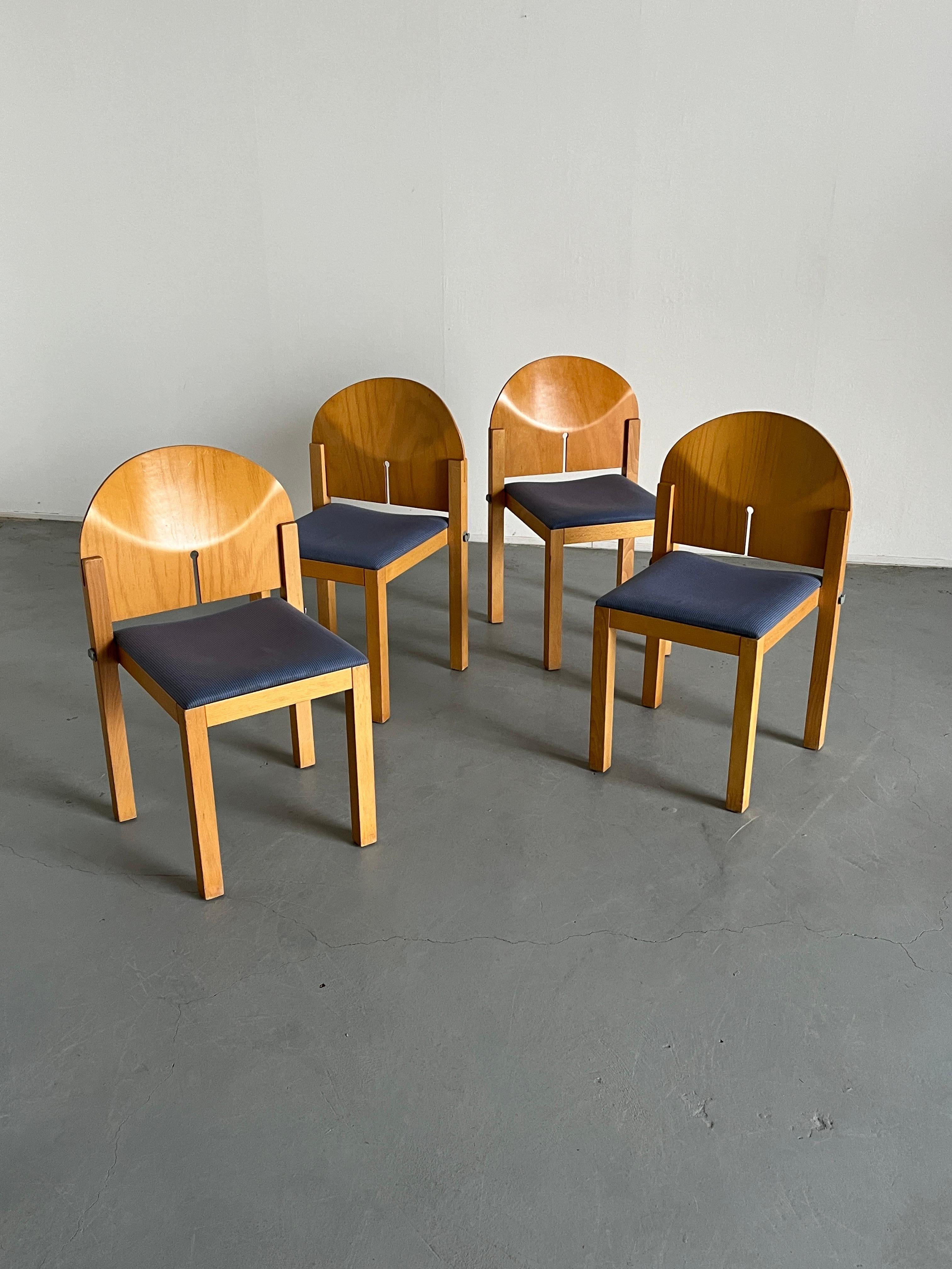 Allemand Ensemble de 4 chaises de salle à manger postmodernes sculpturales en bois par Arno Votteler, années 1980