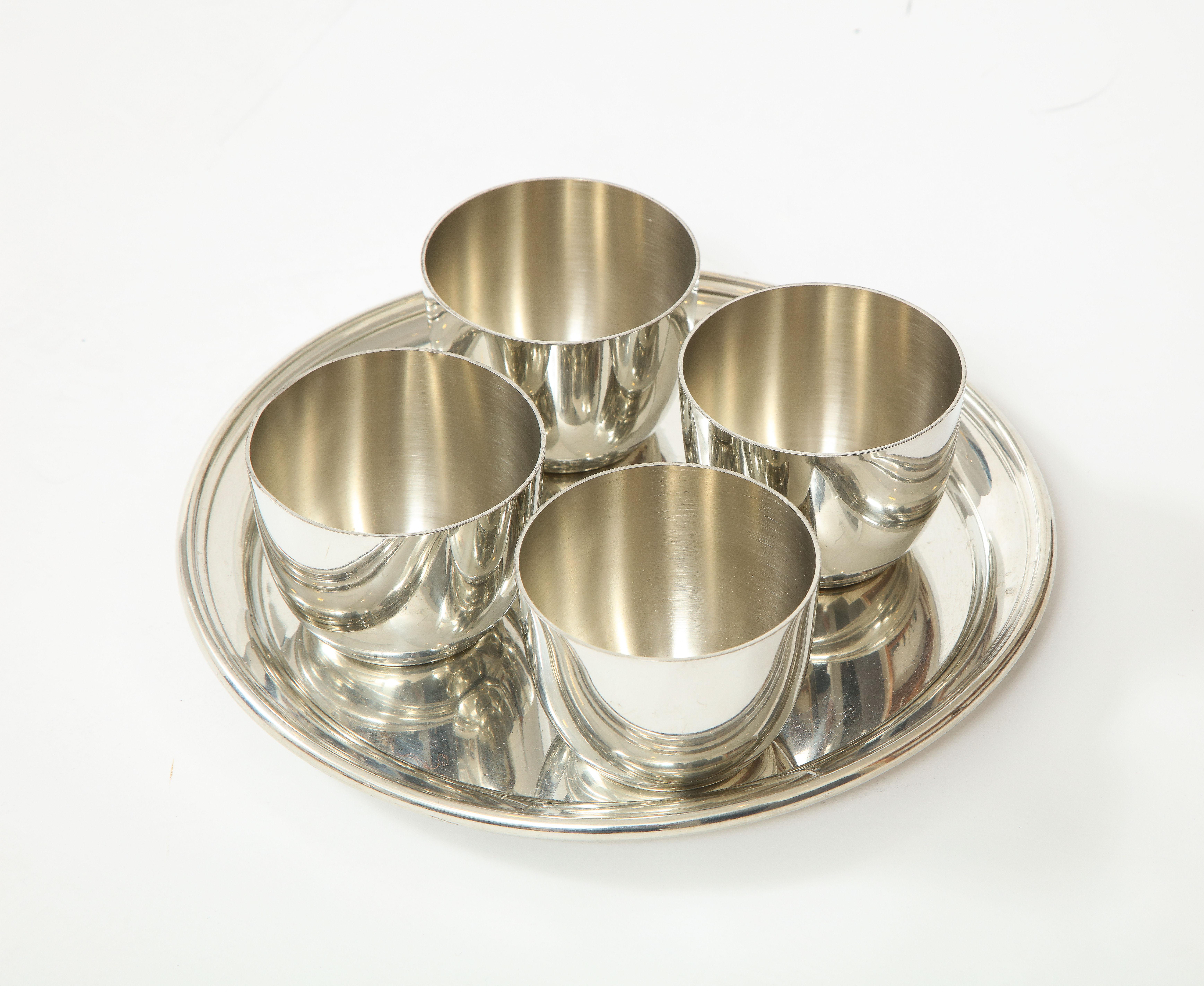 Mid-Century moderno Set di 4 tazze per bevande e vassoio in peltro Preisner in vendita