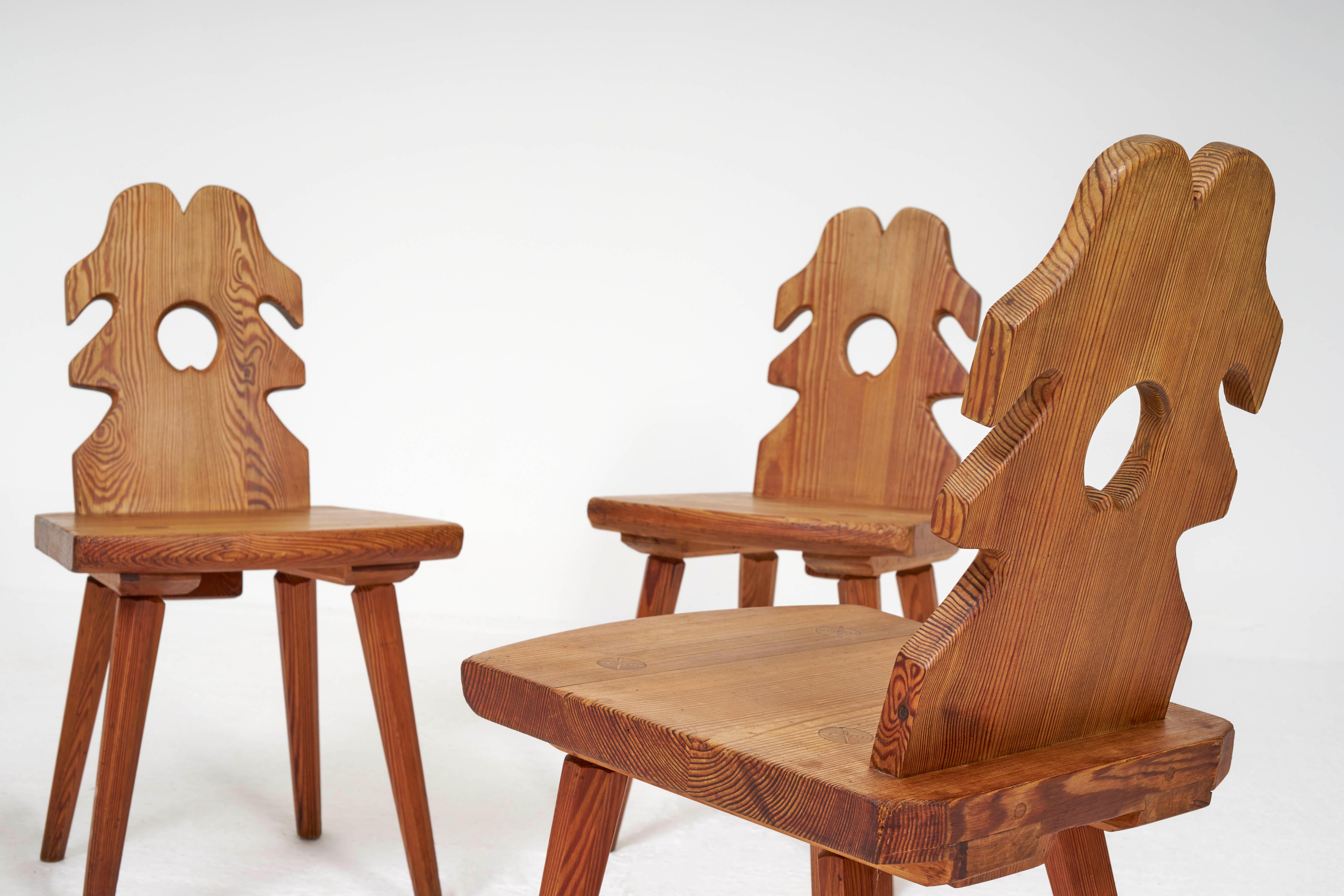 Set of 4 Primitive Brutalist Alpine Swedish Solid Pine Mid-Century Dining Chairs In Excellent Condition In London, GB