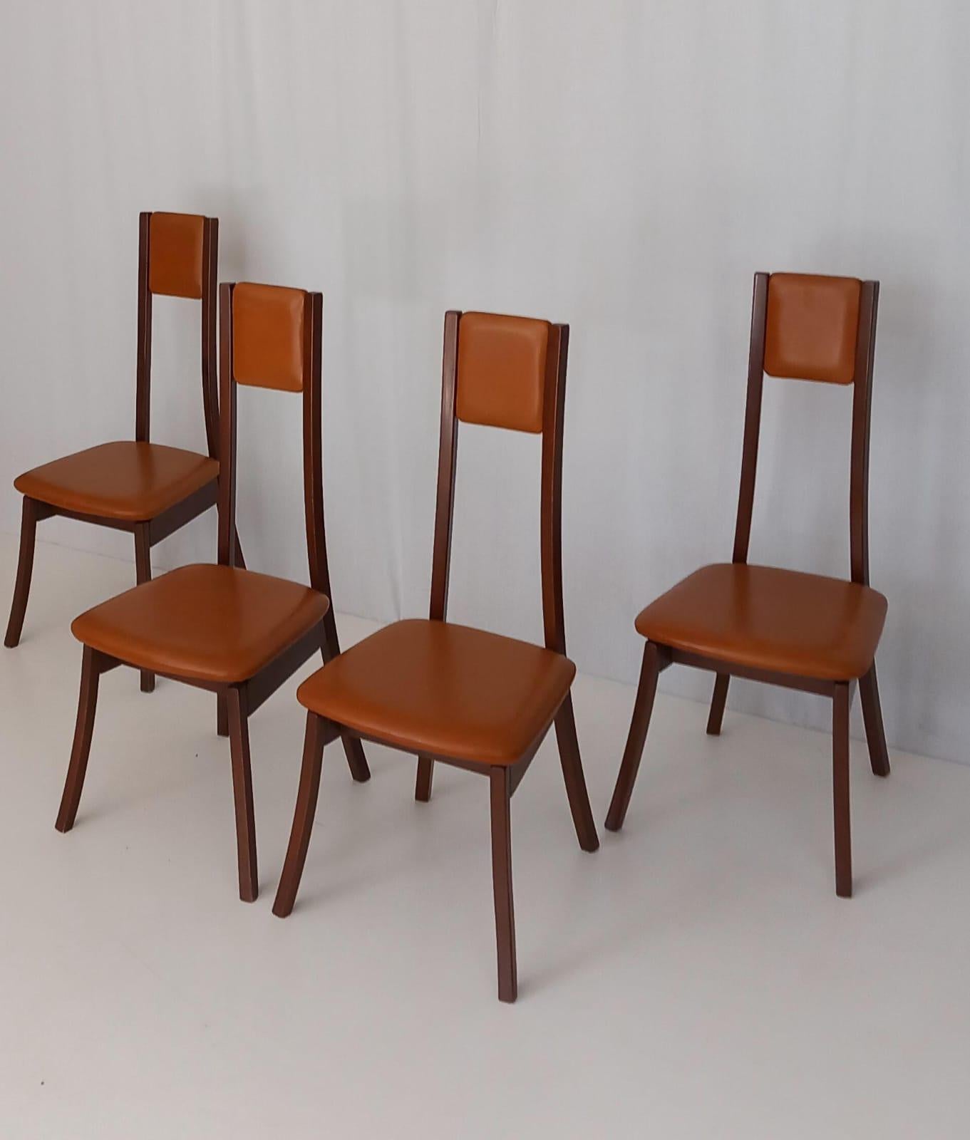 Ajoutez une touche d'élégance italienne du milieu du siècle à votre salle à manger avec cet ensemble de 4 chaises de salle à manger, modèle Programma S11, conçu par le célèbre Angelo Mangiarotti et produit par Sorgente del Mobile dans les années
