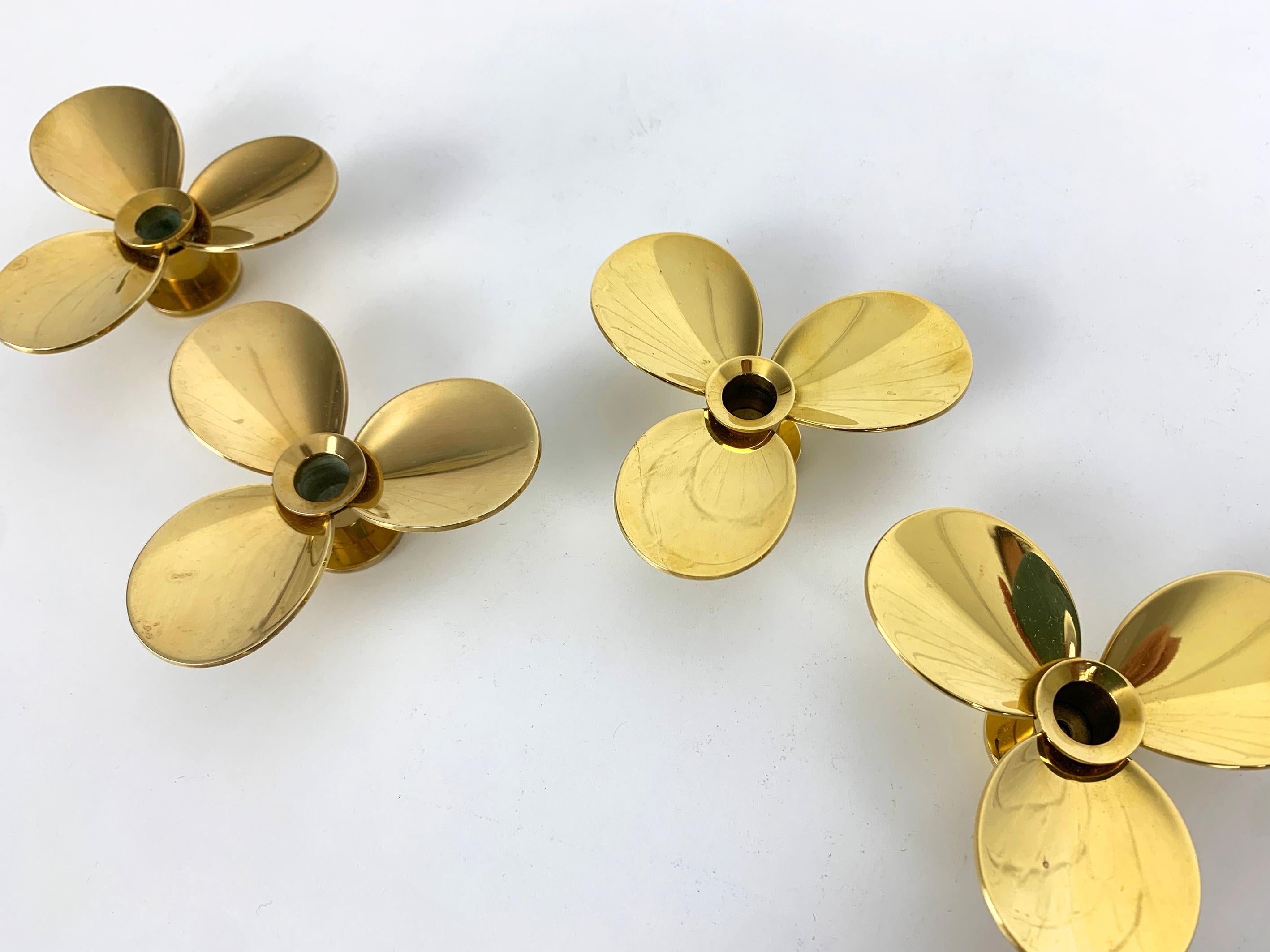 Set of 4 Propeller Candleholders in Brass, Pierre Forssell Skultuna Sweden 1960s In Good Condition In Vorst, BE