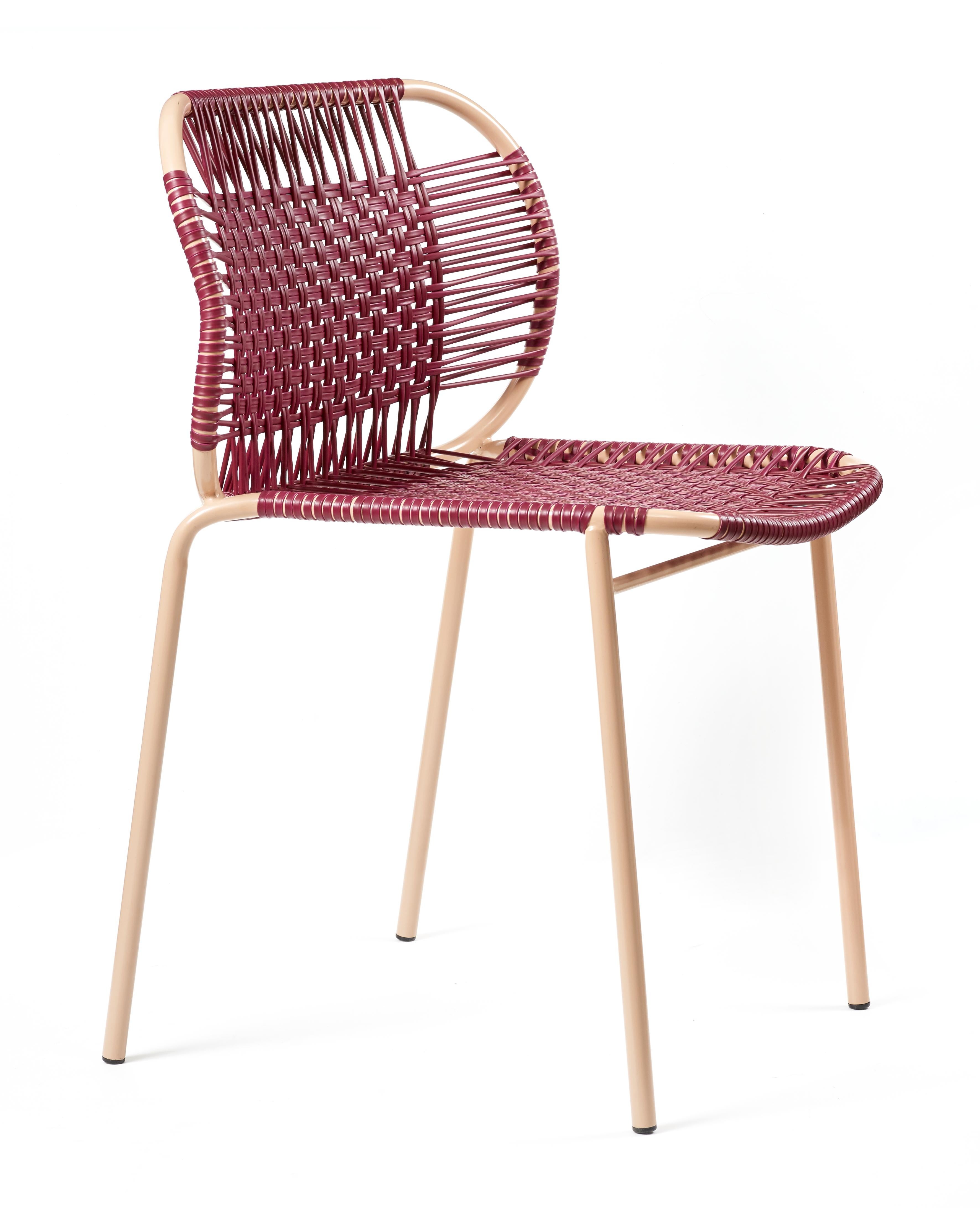 Lot de 4 chaises empilables Cielo violet par Sebastian Herkner
Matériaux : Cordes en PVC, cadre en acier peint par poudrage. 
Technique : fabriqué à partir de plastique recyclé et tissé par des artisans locaux à Carthagène, en Colombie.