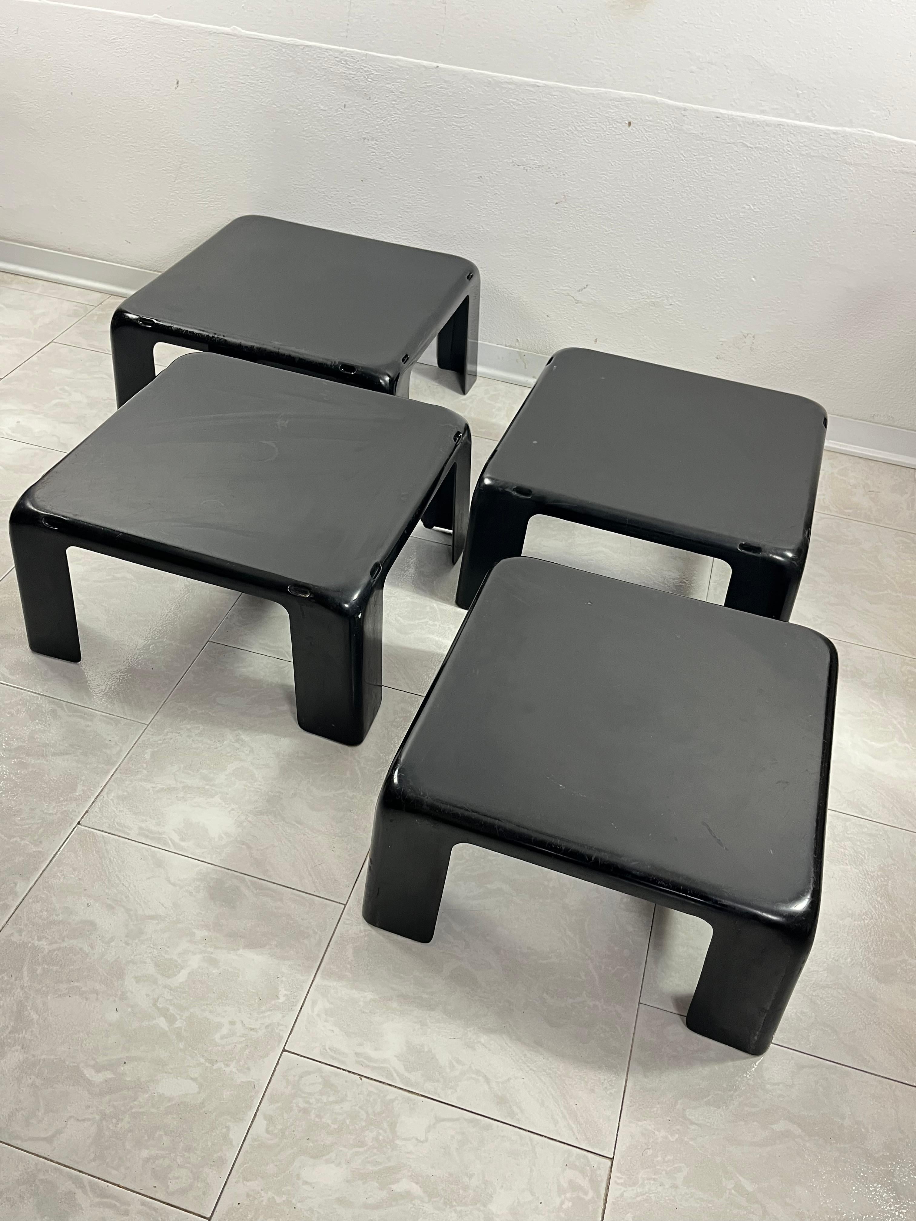 Satz von 4 stapelbaren Quattro Gatti Couchtischen aus Fiberglas von Mario Bellini für C & B Italia, 1970er Jahre 
Guter Zustand, kleine Gebrauchsspuren wie auf den Beschreibungsfotos. Markenzeichen auf jedem Artikel.