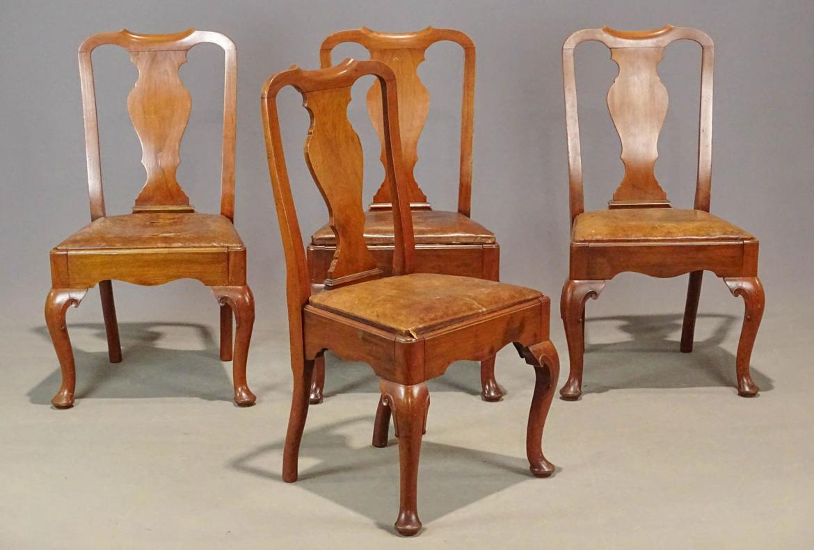 Un bel ensemble de 4 chaises de salle à manger de style Queen Anne en noyer, avec des sièges rembourrés en cuir ancien, 19ème siècle. 