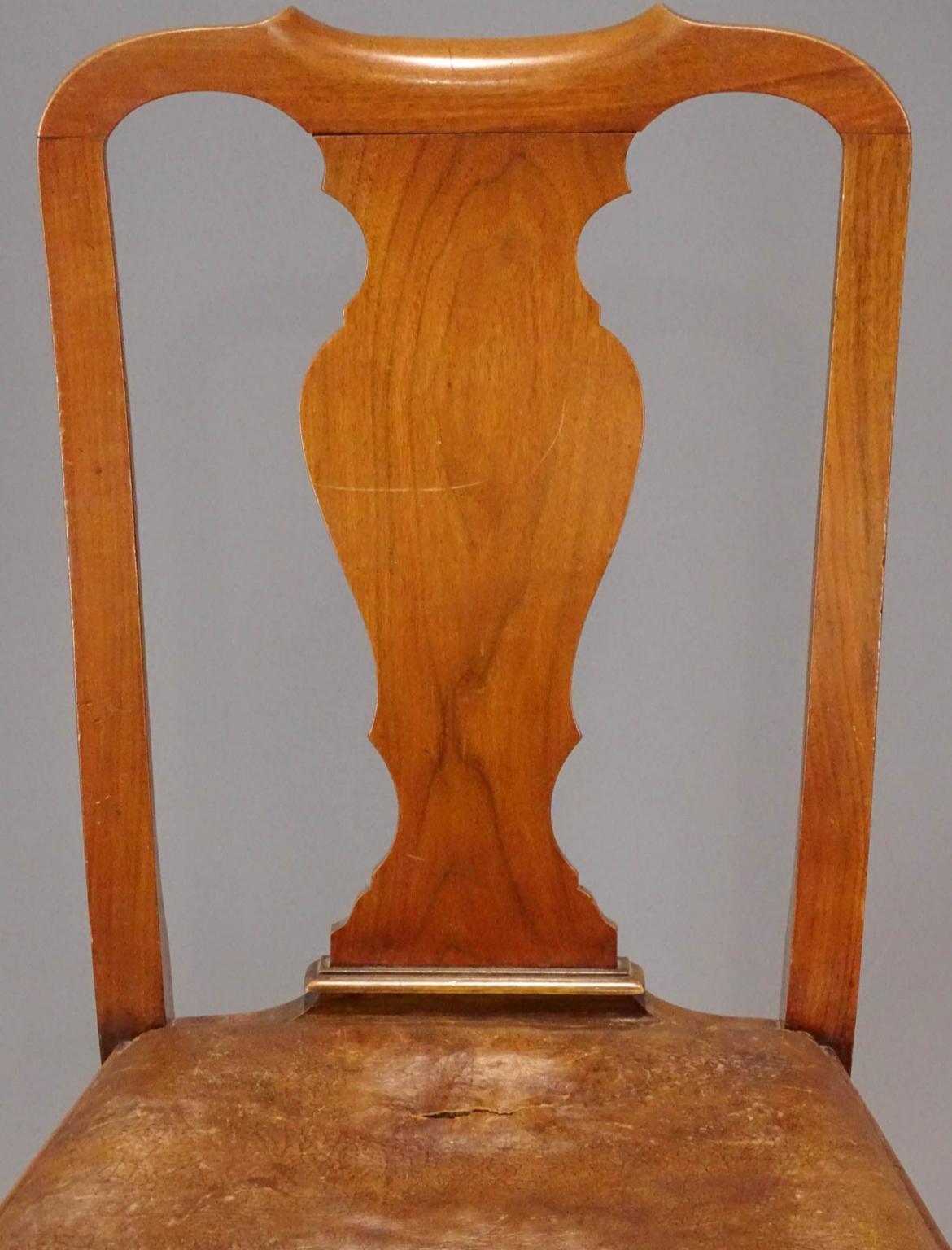 Sculpté à la main Ensemble de 4 chaises de salle à manger de style Queen Anne en vente