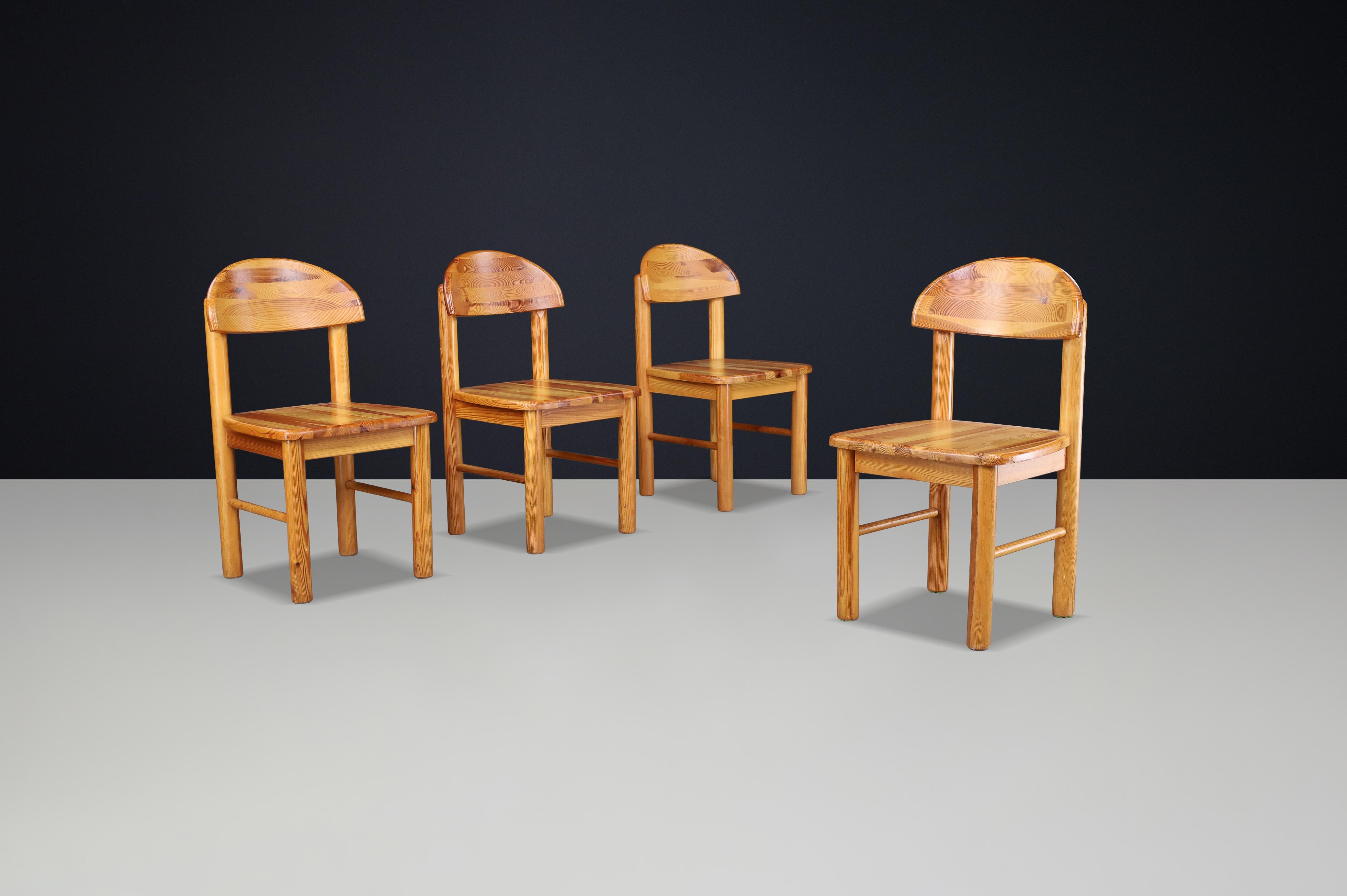 Satz von 4 Rainer Daumiller Esszimmerstühlen aus Kiefer für das Sägewerk Hirtshals, Dänemark, 1970er Jahre

Angeboten wird ein atemberaubendes Set von vier Esszimmerstühlen, die von Rainer Daumiller entworfen und vom Sägewerk Hirtshals in Dänemark