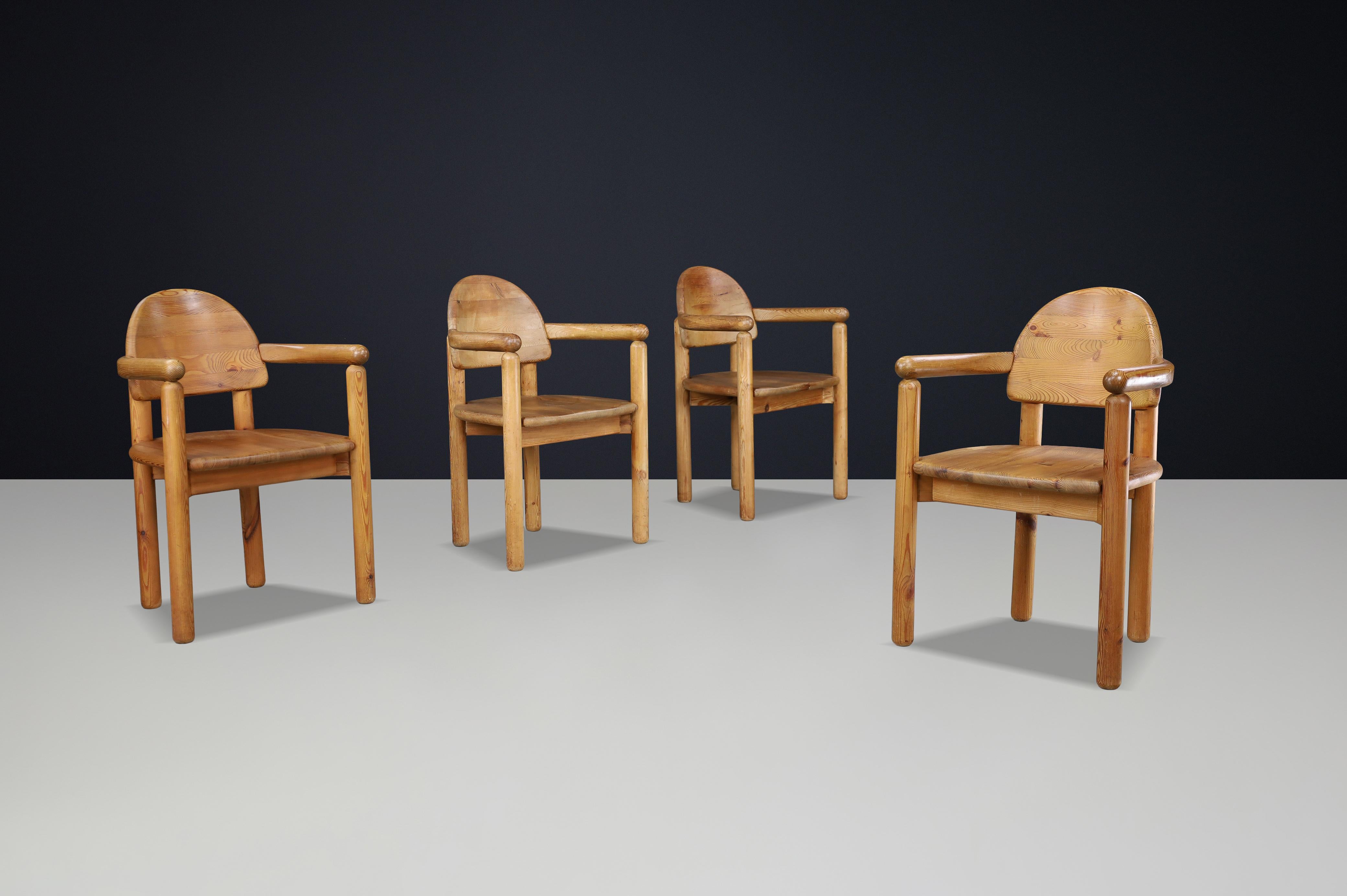 Set di 4 poltrone in pino Rainer Daumiller, Danimarca, anni '70



Questo set di quattro poltrone The Modern Scandinavian è stato progettato da Rainer Daumiller per Hirtshals Sawmill in Danimarca negli anni '70. Realizzate in legno di pino