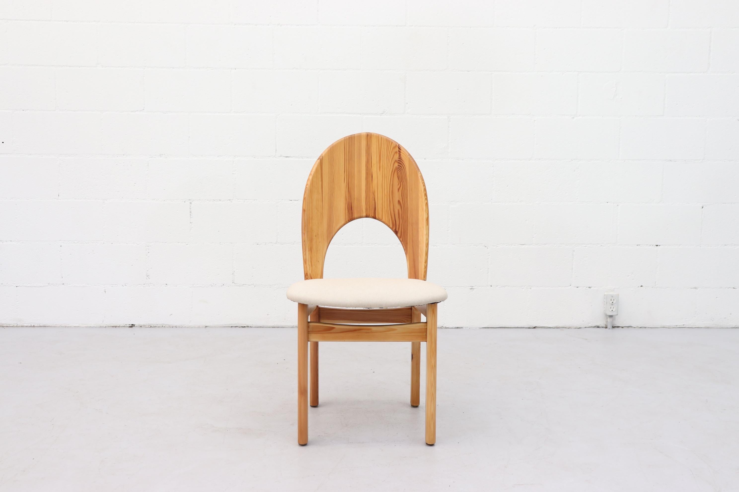 Satz von 4 Rainer Daumiller Esszimmerstühlen aus Kiefernholz mit neu gepolsterten Sitzen aus Segeltuch. Schönes Holzmuster leicht nachgearbeitet mit hoher gewölbter Sitzlehne. Eindrucksvoller Gesamtzustand mit altersgemäßen Gebrauchsspuren. Preis