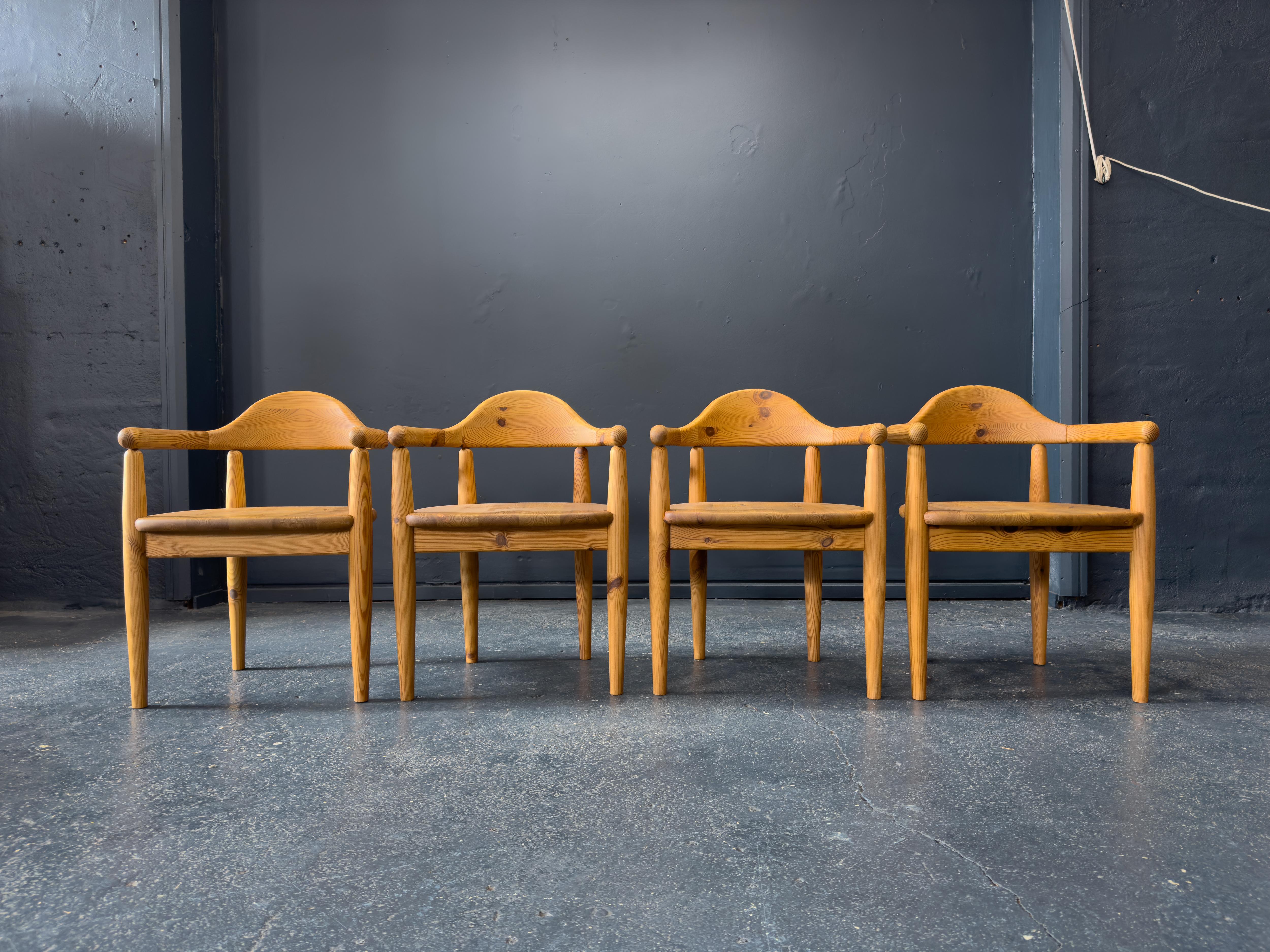Conçu par Rainer Daumiller dans les années 1970, cet ensemble de quatre chaises de salle à manger illustre l'attachement du designer aux matériaux naturels et aux formes organiques. Entièrement fabriquées en pin massif, ces chaises présentent une
