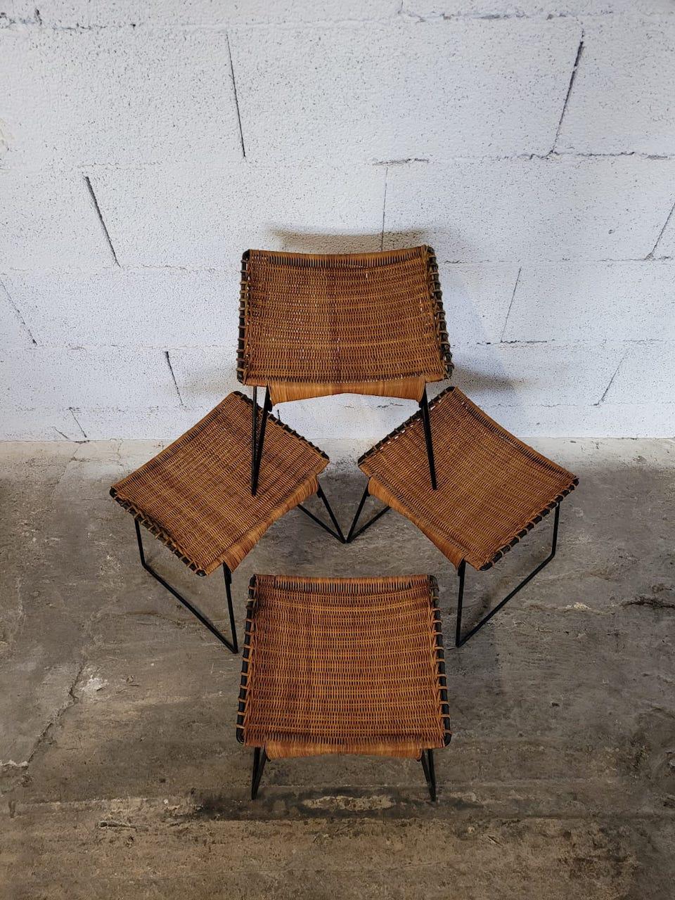 Ensemble de 4 tabourets et porte-revues Raoul guys - Airborne 1950 edition

Ensemble de 4 tabourets raoul guys et magazine rack - Airborne édition 1950. 
Structure en métal laqué noir, assise en rotin. Bon état.
Mesures : Tabouret : H 44 x L 41