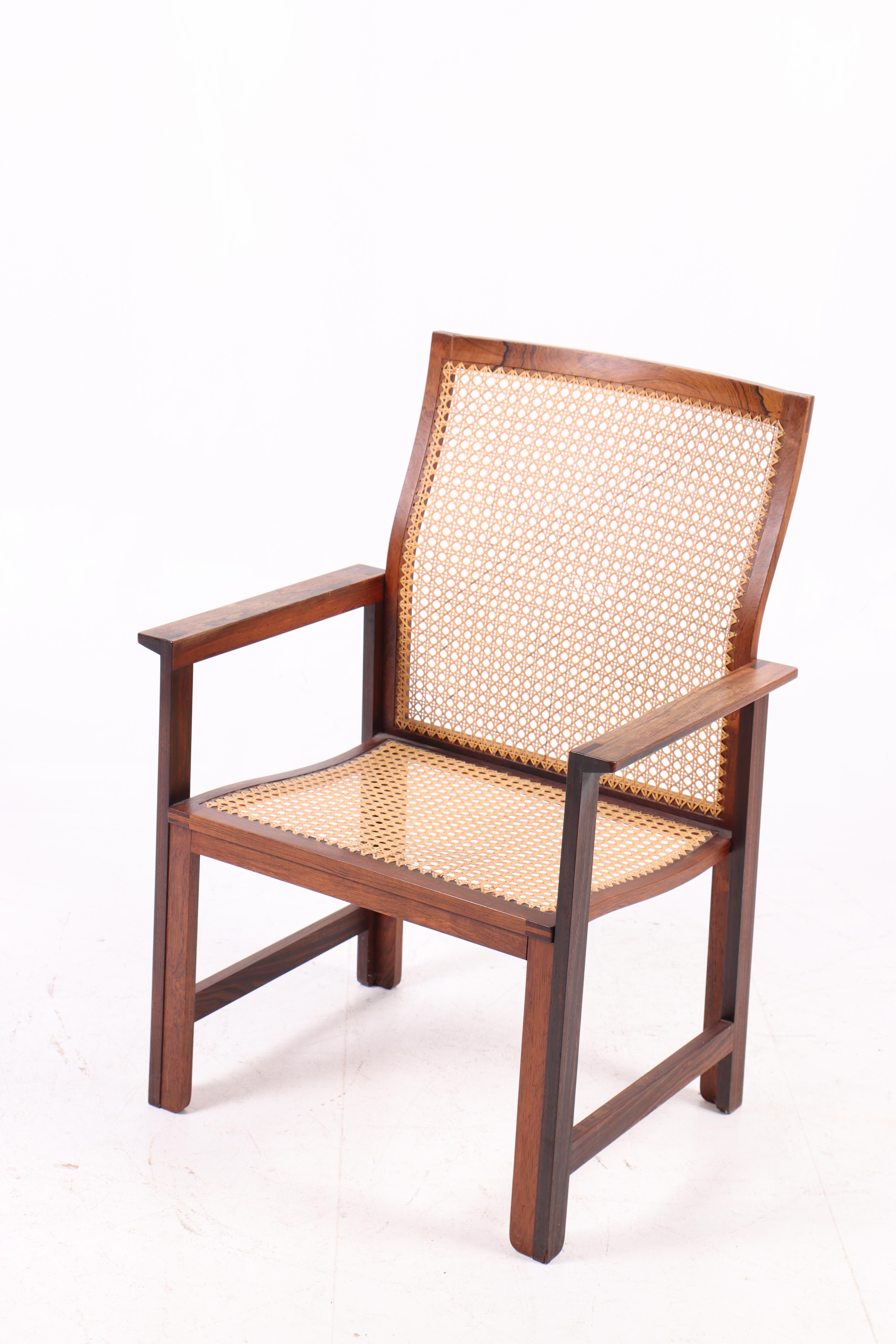 Juego de 4 raros sillones Arne Karlsen de palisandro macizo con caña francesa, Virum Møbelsnedkeri
Descripción:
Raro conjunto de 4 sillones diseñados por Arne Karlsen y producidos por Virum Møbelsnedkeri. Ejecutadas en palisandro macizo con asientos