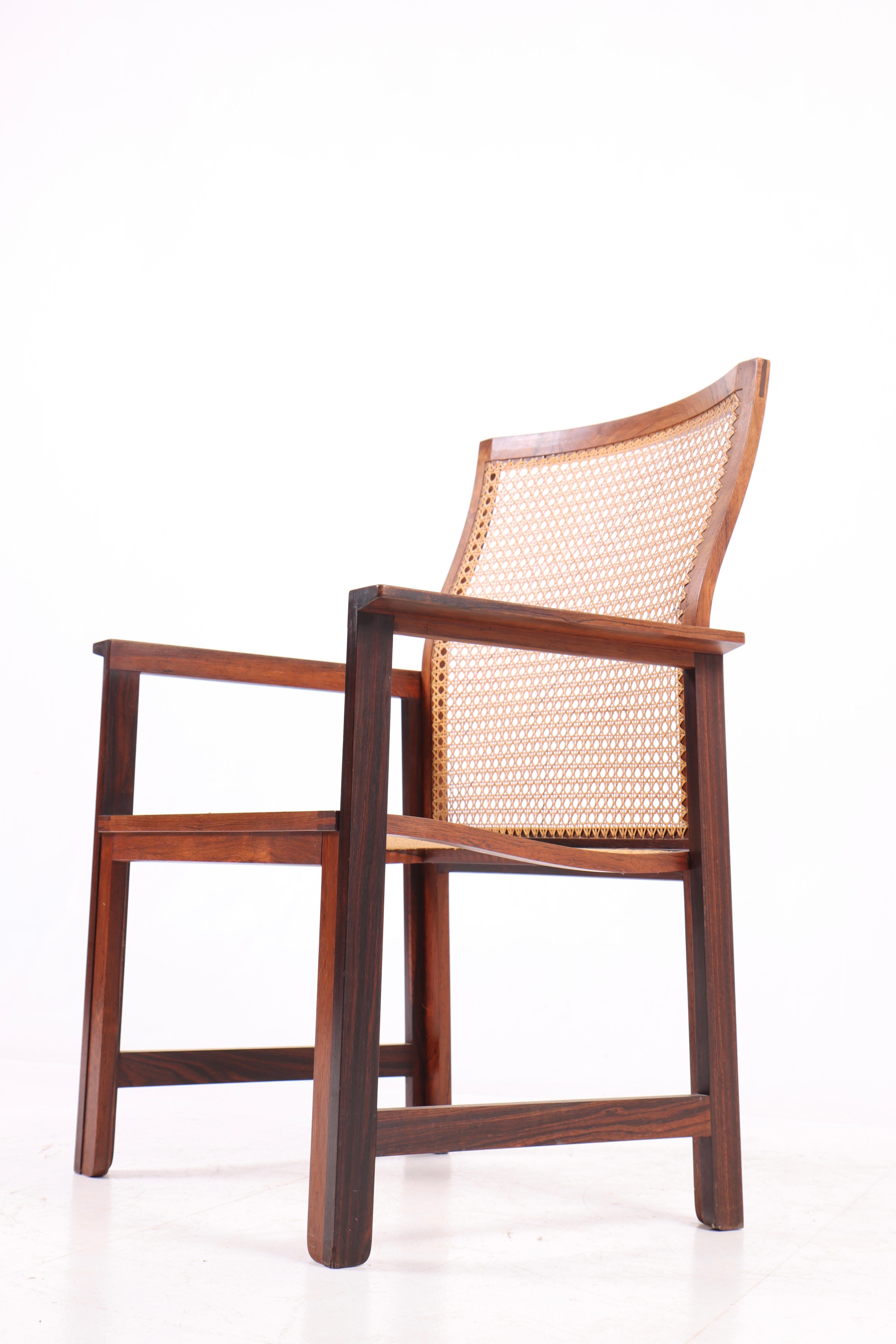 Juego de 4 raros sillones Arne Karlsen de palisandro macizo con caña francesa, años 60 Escandinavo moderno en venta