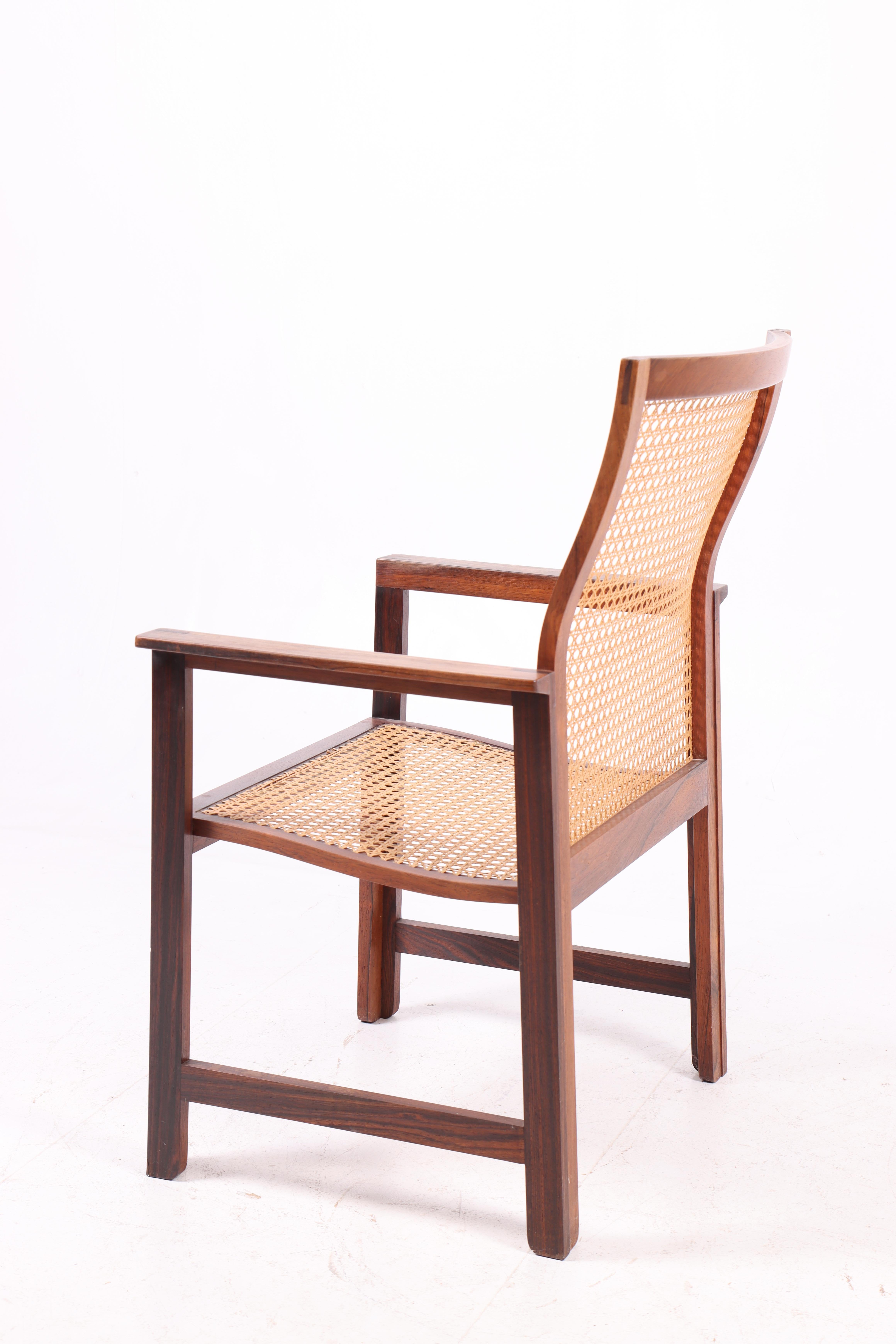 Juego de 4 raros sillones Arne Karlsen de palisandro macizo con caña francesa, años 60 Danés en venta