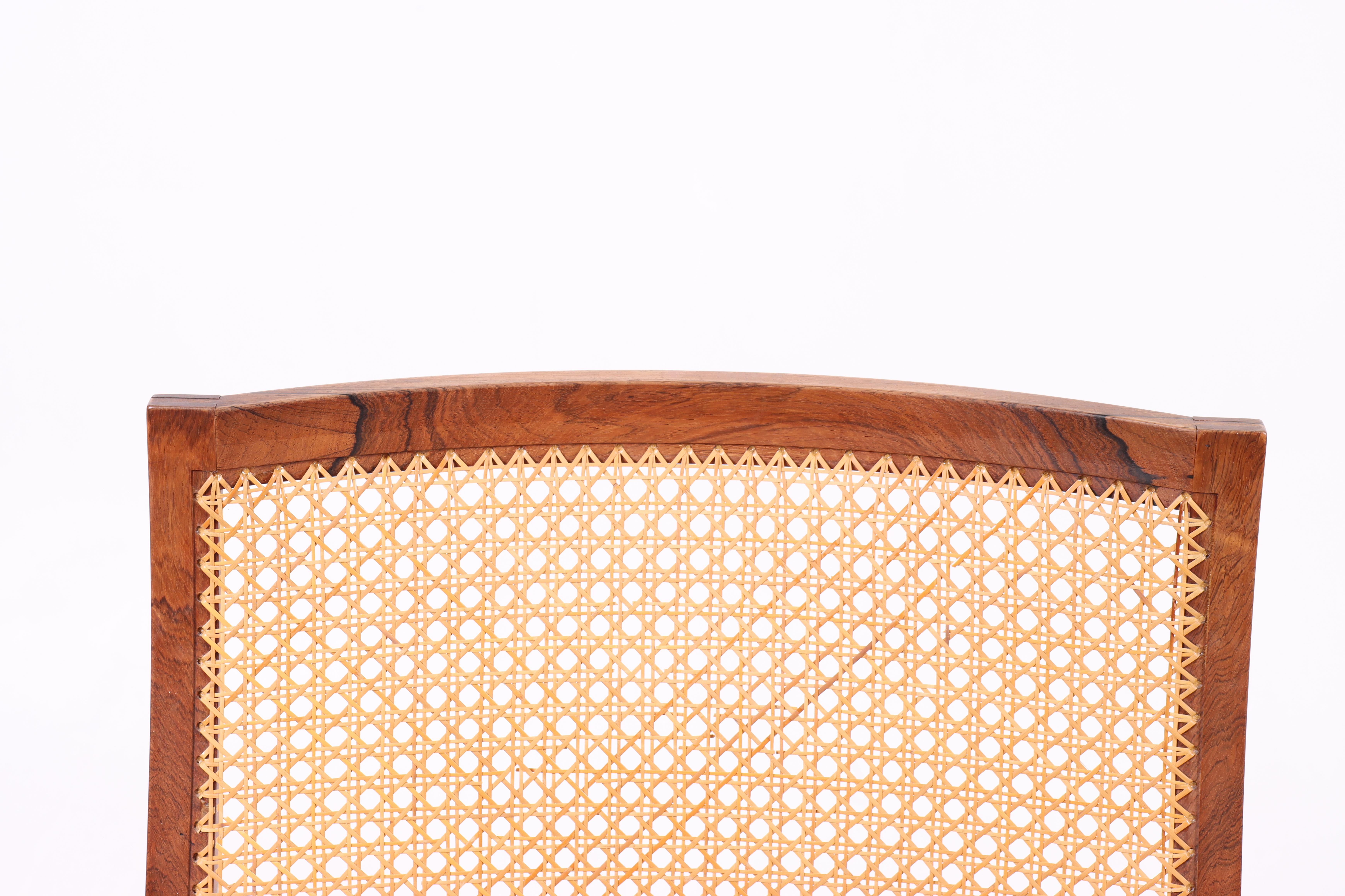 Juego de 4 raros sillones Arne Karlsen de palisandro macizo con caña francesa, años 60 mediados del siglo XX en venta
