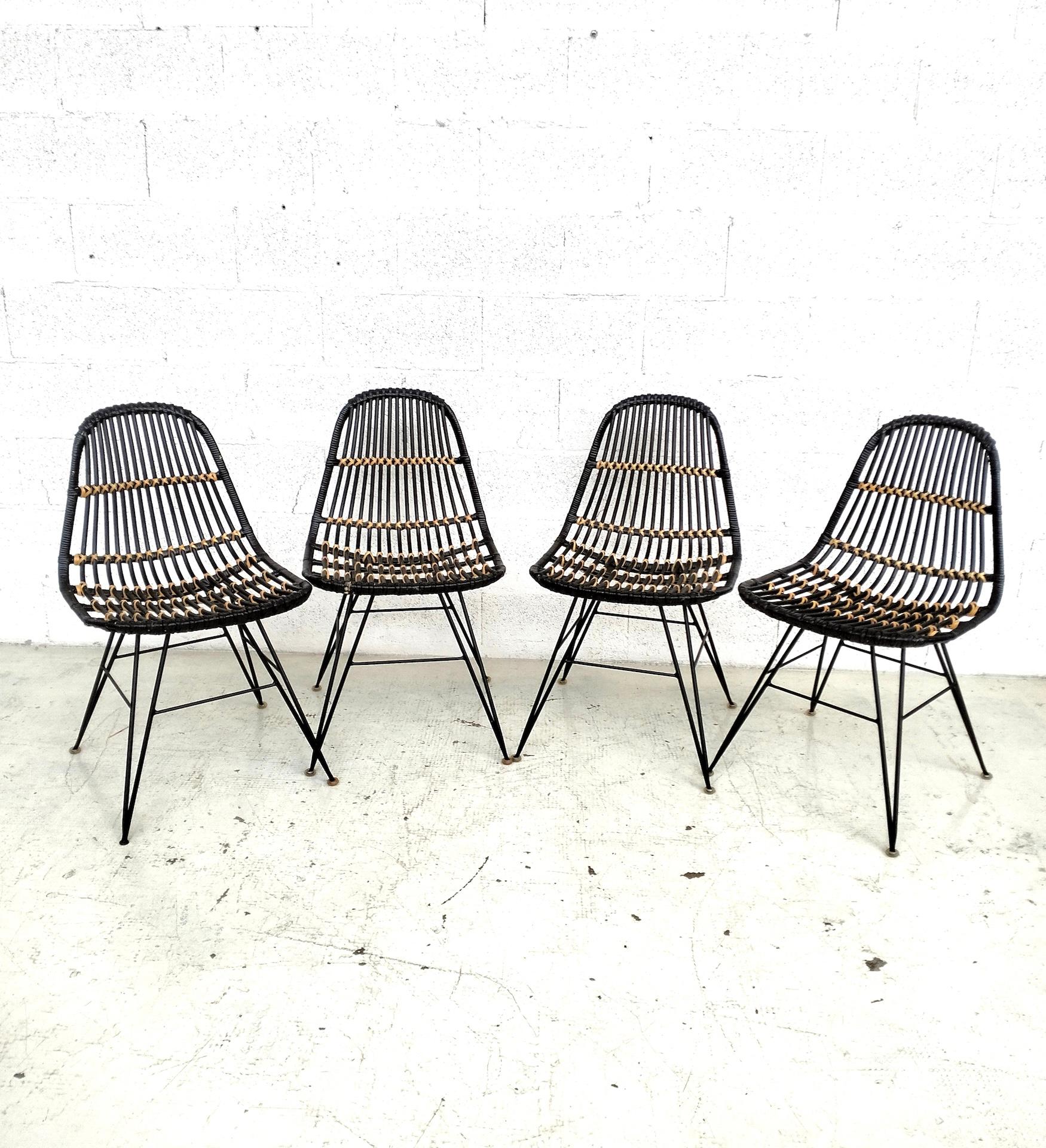 Set di 4 sedie in metallo nero e rattan, dal design ispirato agli anni '60. Prodotto di recente con una forte estetica vintage. Tutti i pezzi sono in ottime condizioni: un'aggiunta di stile a qualsiasi casa, giardino o terrazza.
