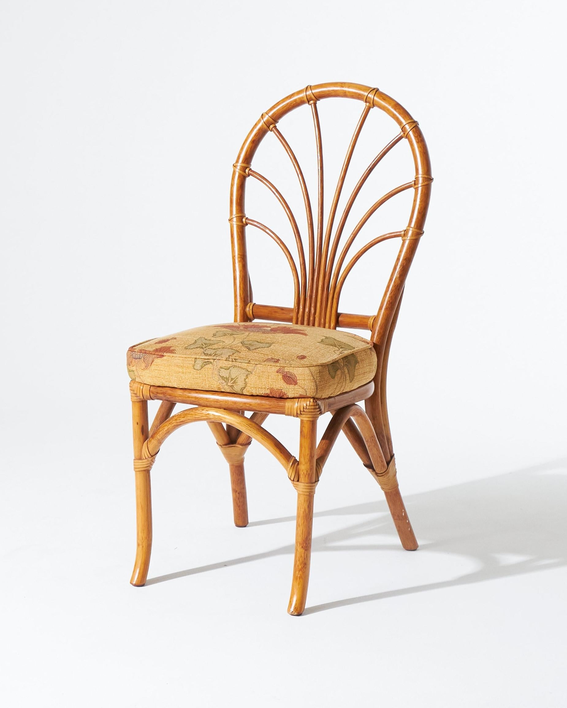 Français Lot de 4 chaises en rotin avec revêtement en tissu floral en vente