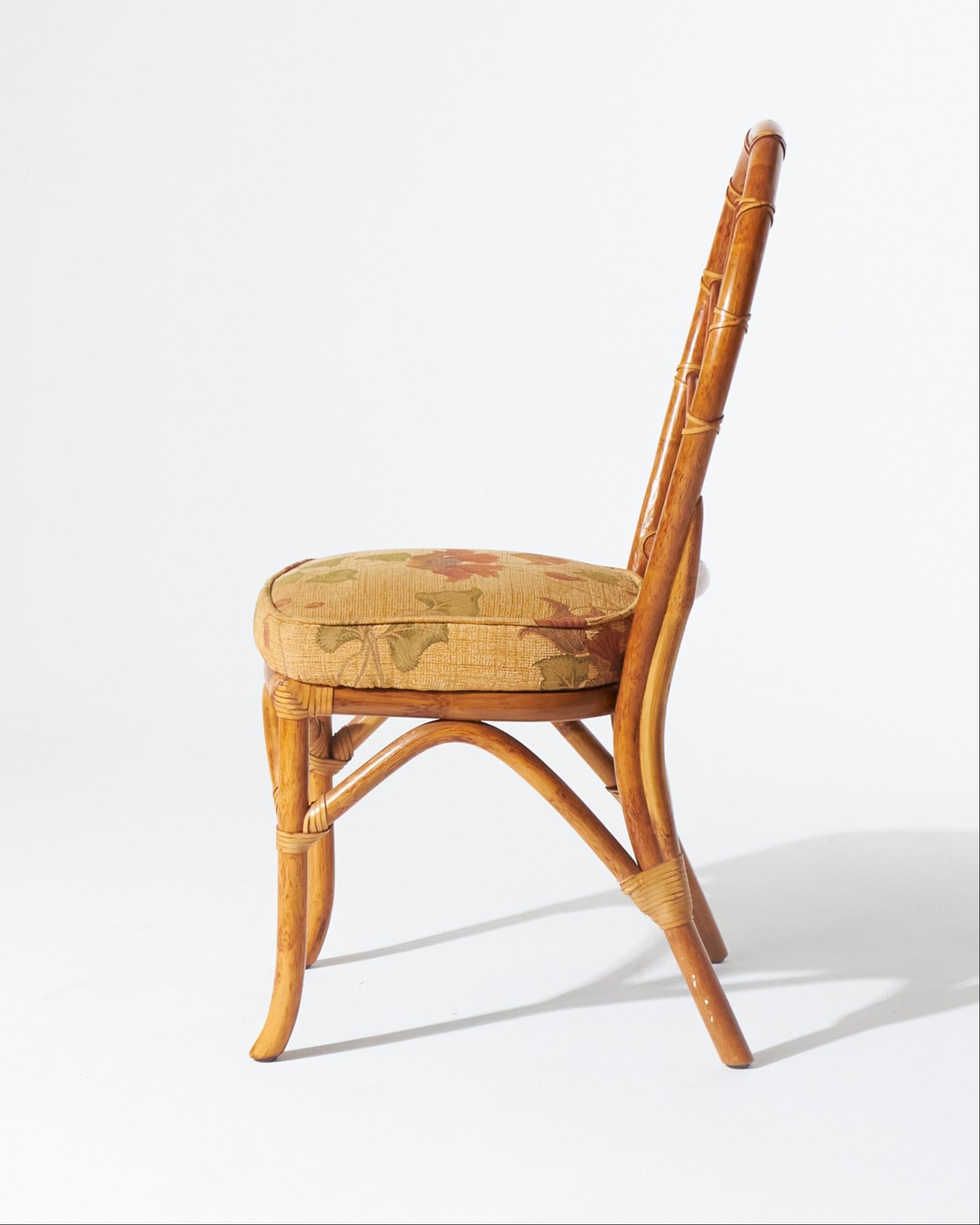 Lot de 4 chaises en rotin avec revêtement en tissu floral Bon état - En vente à PARIS, FR