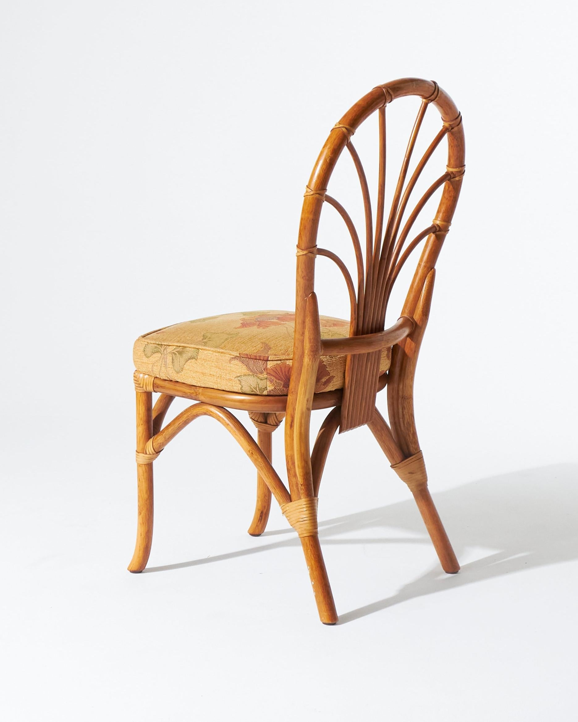 20ième siècle Lot de 4 chaises en rotin avec revêtement en tissu floral en vente