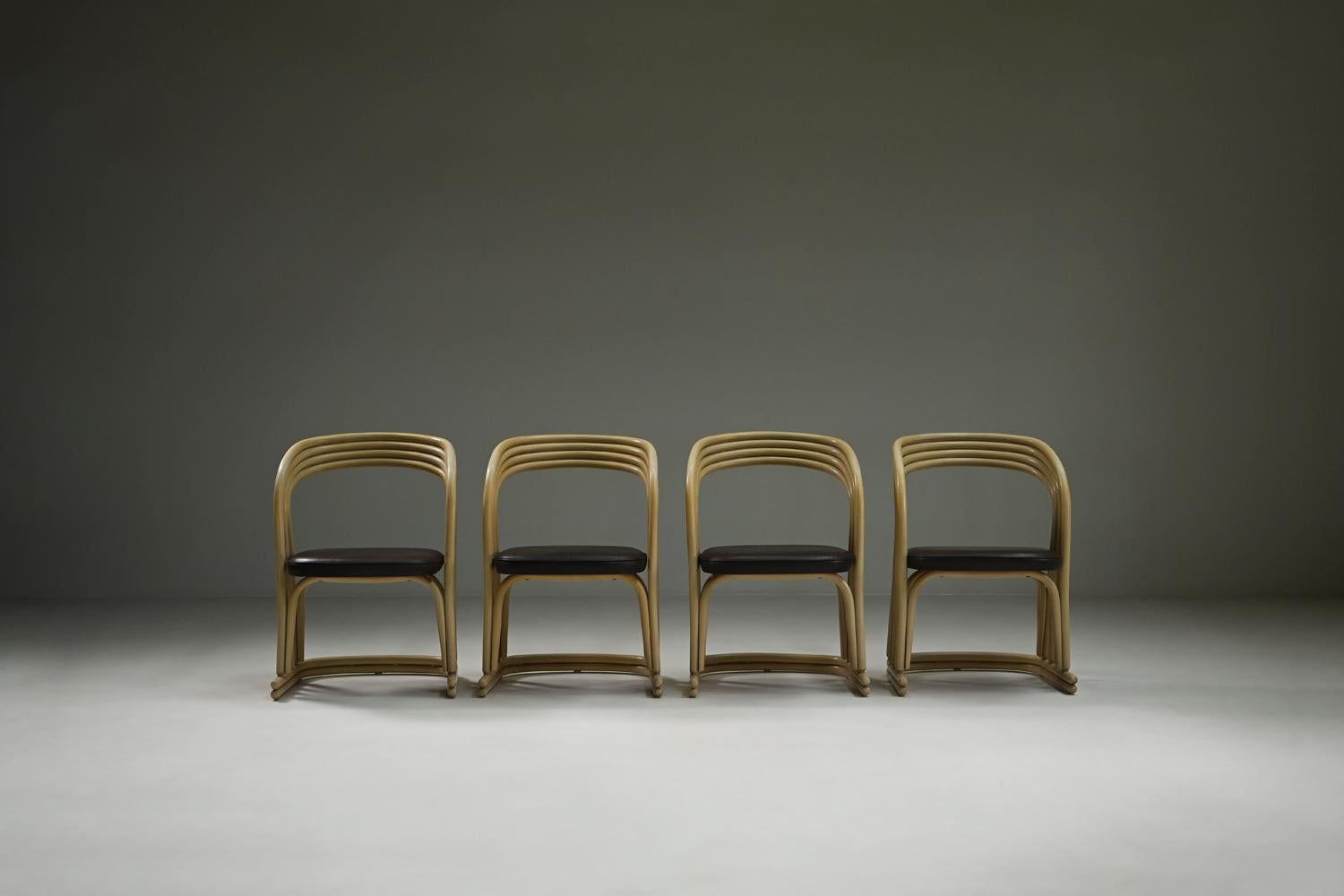 Satz von 4 Rattan-Esszimmerstühlen, 1980er Jahre Italien. (Postmoderne) im Angebot