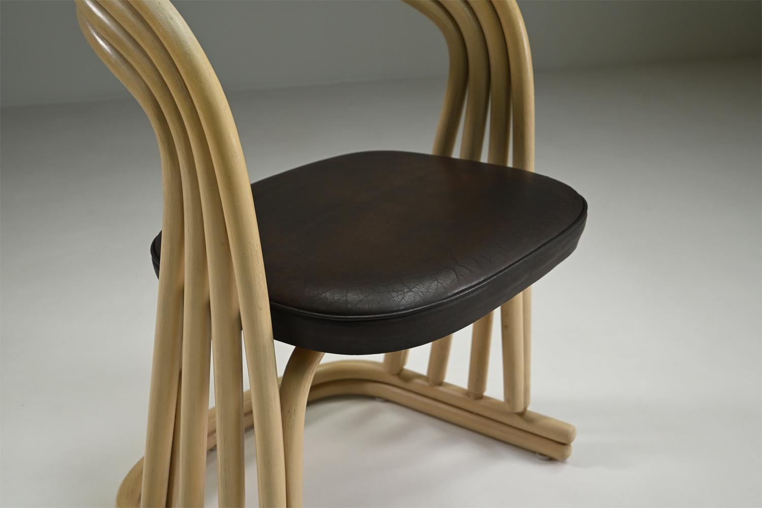 Satz von 4 Rattan-Esszimmerstühlen, 1980er Jahre Italien. (Leder) im Angebot