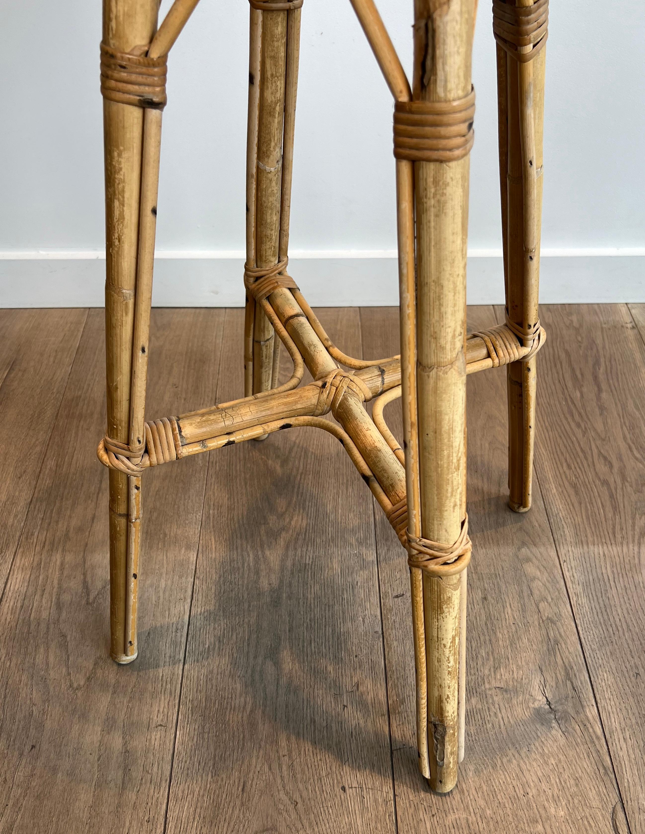 Set di 4 sgabelli in rattan. Francese. Circa 1970 in vendita 4