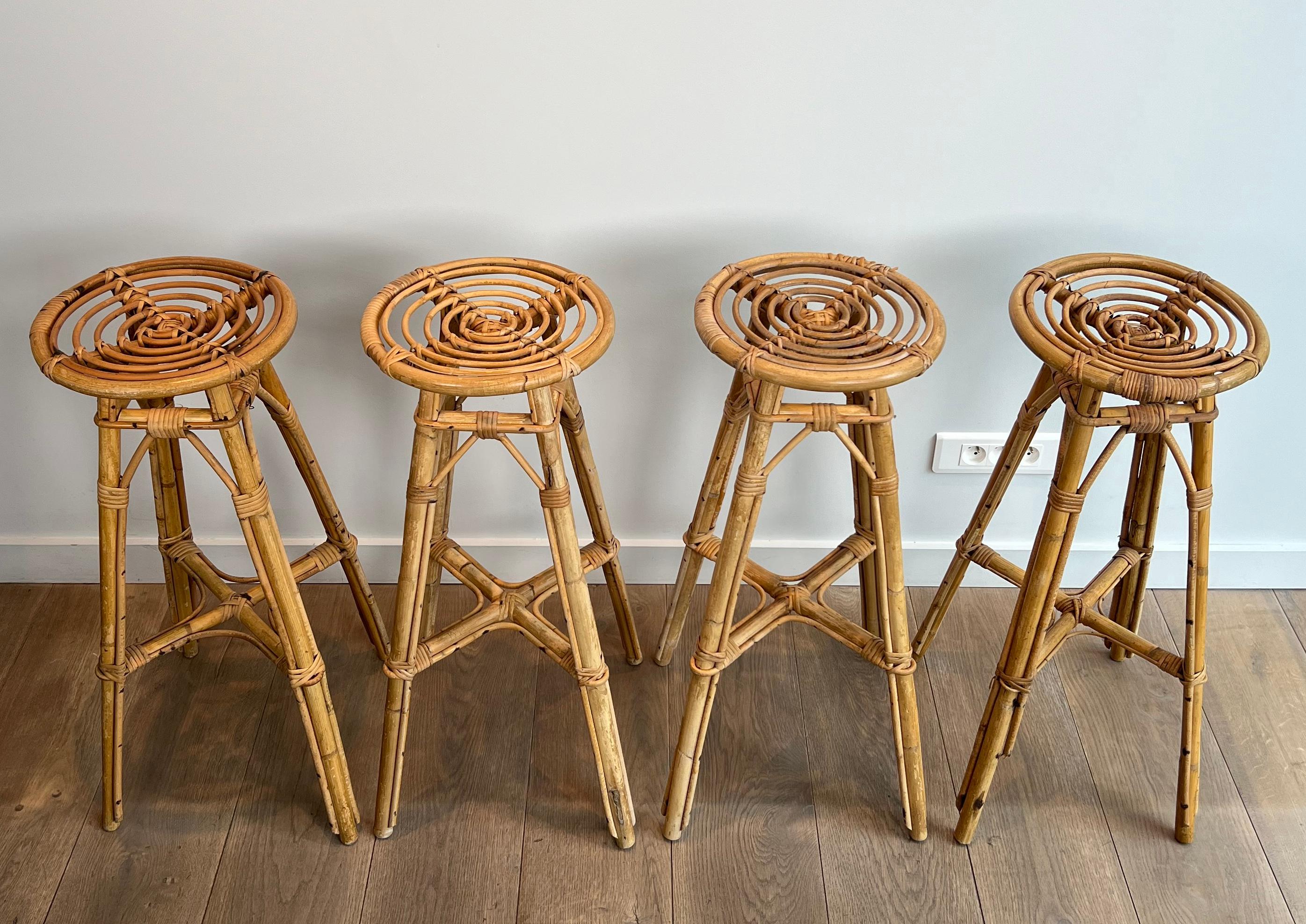 Set di 4 sgabelli in rattan. Francese. Circa 1970 in vendita 6