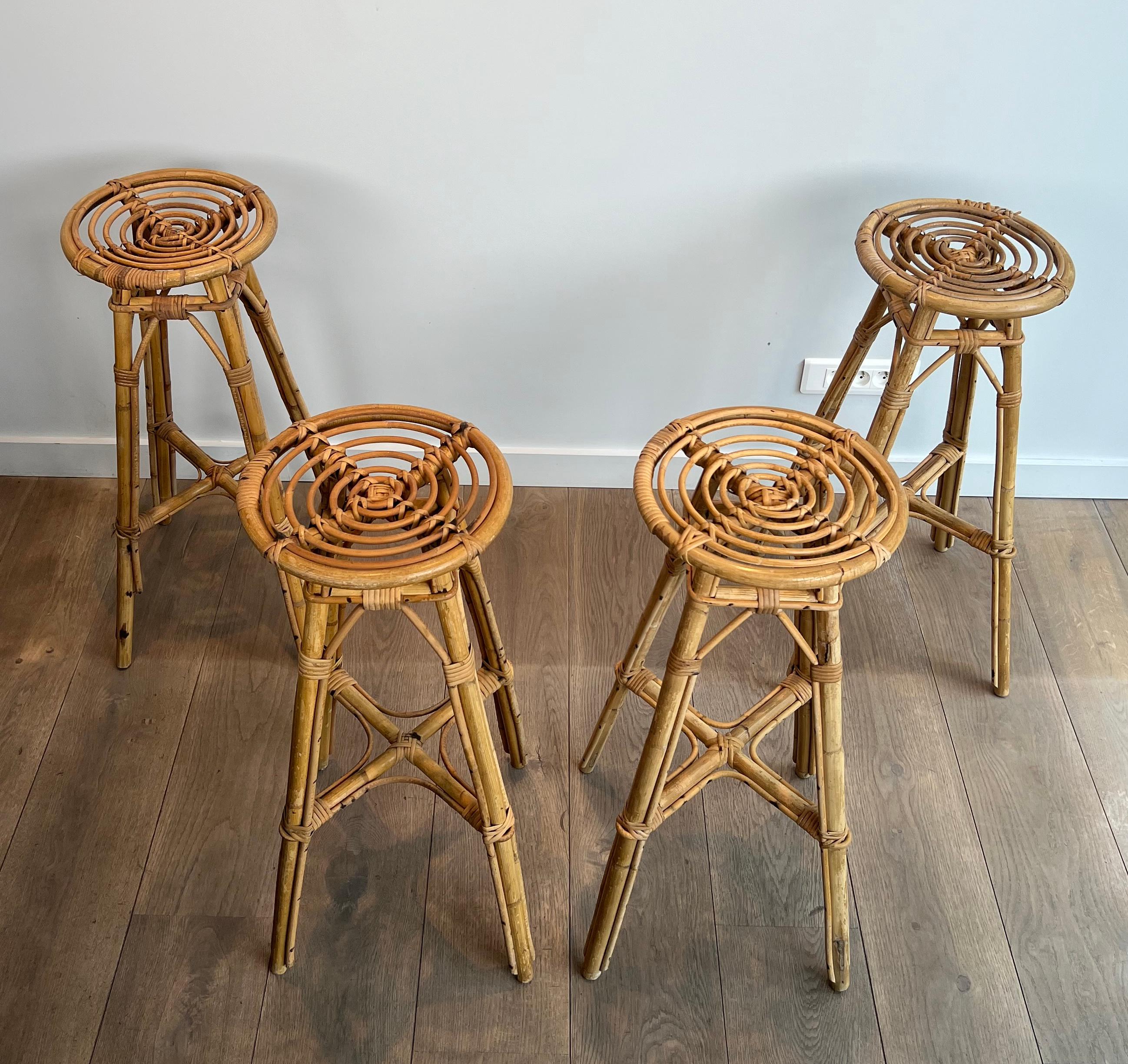 Set di 4 sgabelli in rattan. Francese. Circa 1970 in vendita 7