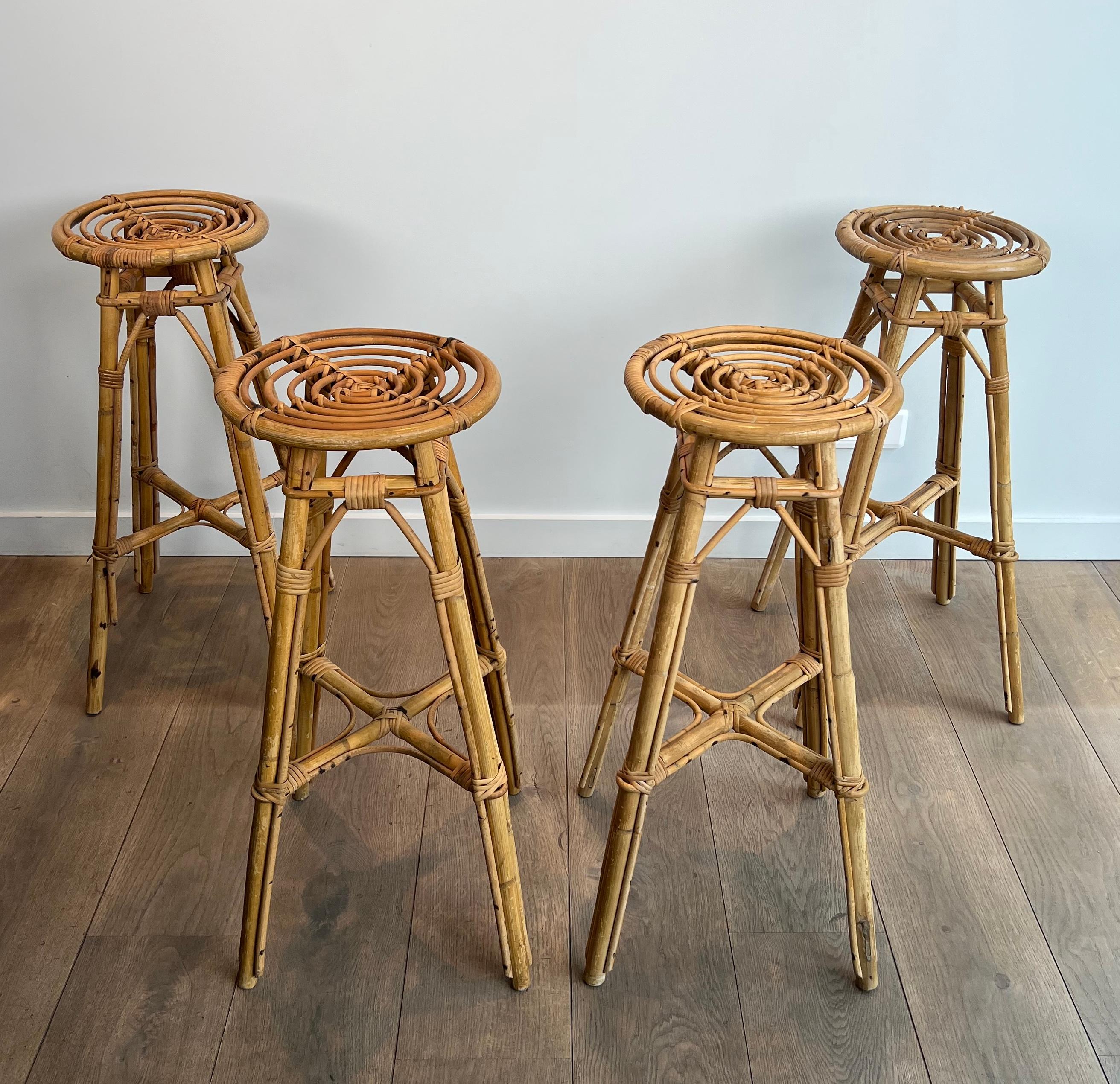 Set di 4 sgabelli in rattan. Francese. Circa 1970 in vendita 8