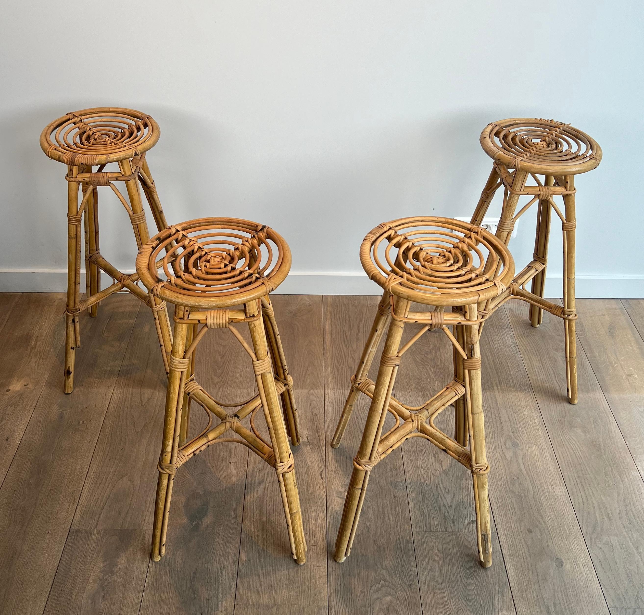 Si tratta di un simpatico e raro set di 4 sgabelli in rattan 44. Questa è un'opera francese. Circa 1970