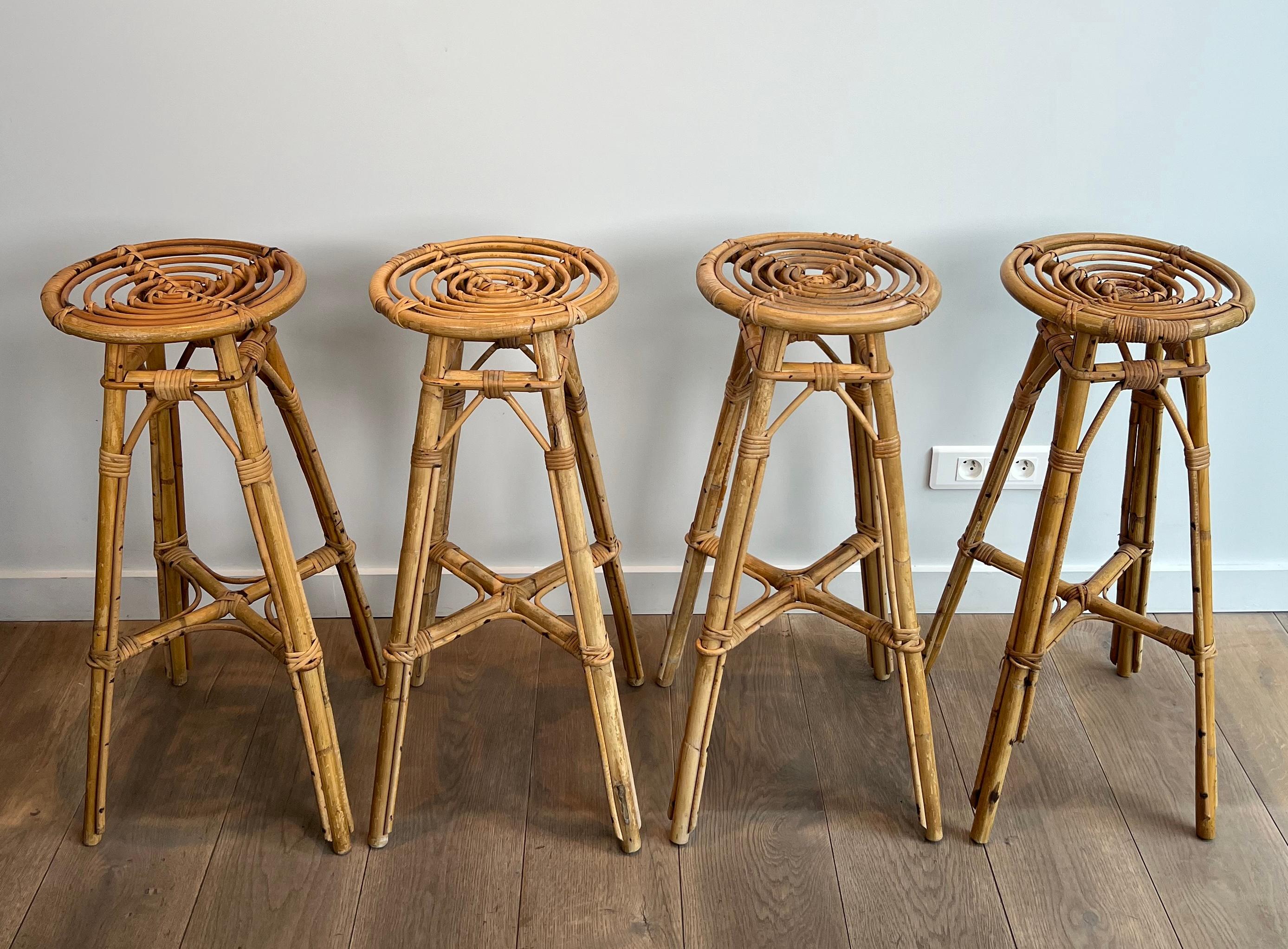 Set di 4 sgabelli in rattan. Francese. Circa 1970 in vendita 14