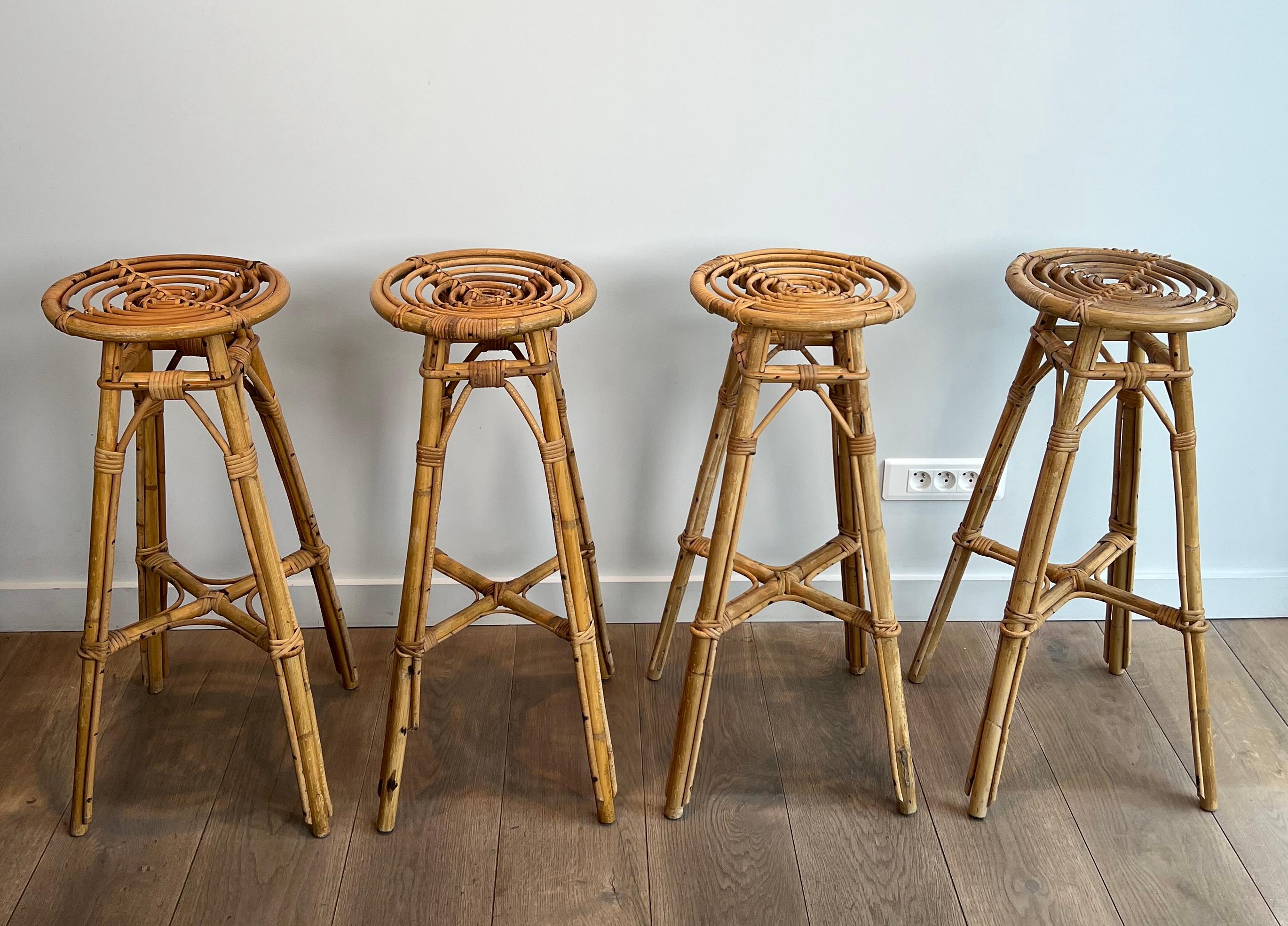 Mid-Century moderno Set di 4 sgabelli in rattan. Francese. Circa 1970 in vendita