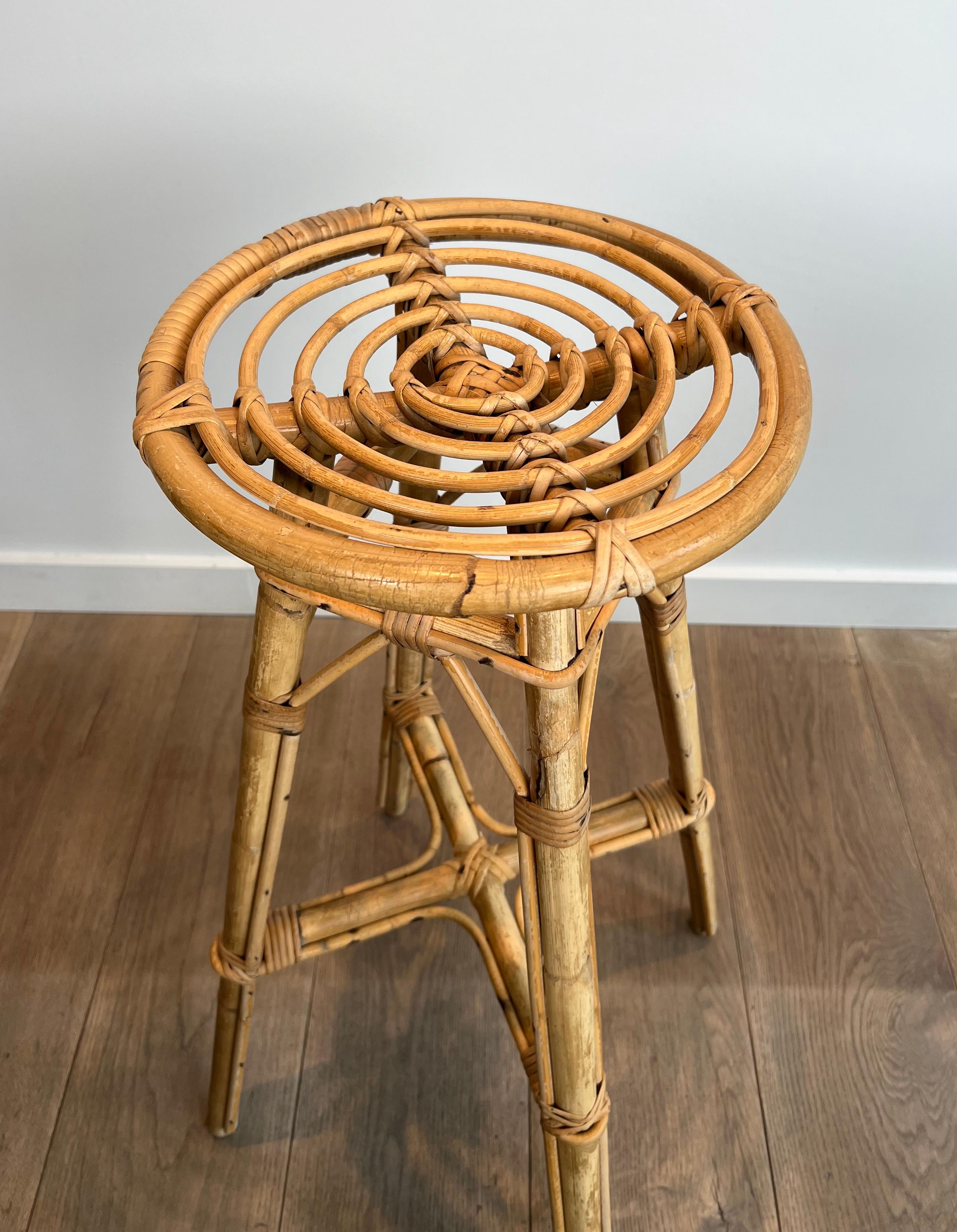 Set di 4 sgabelli in rattan. Francese. Circa 1970 in vendita 1