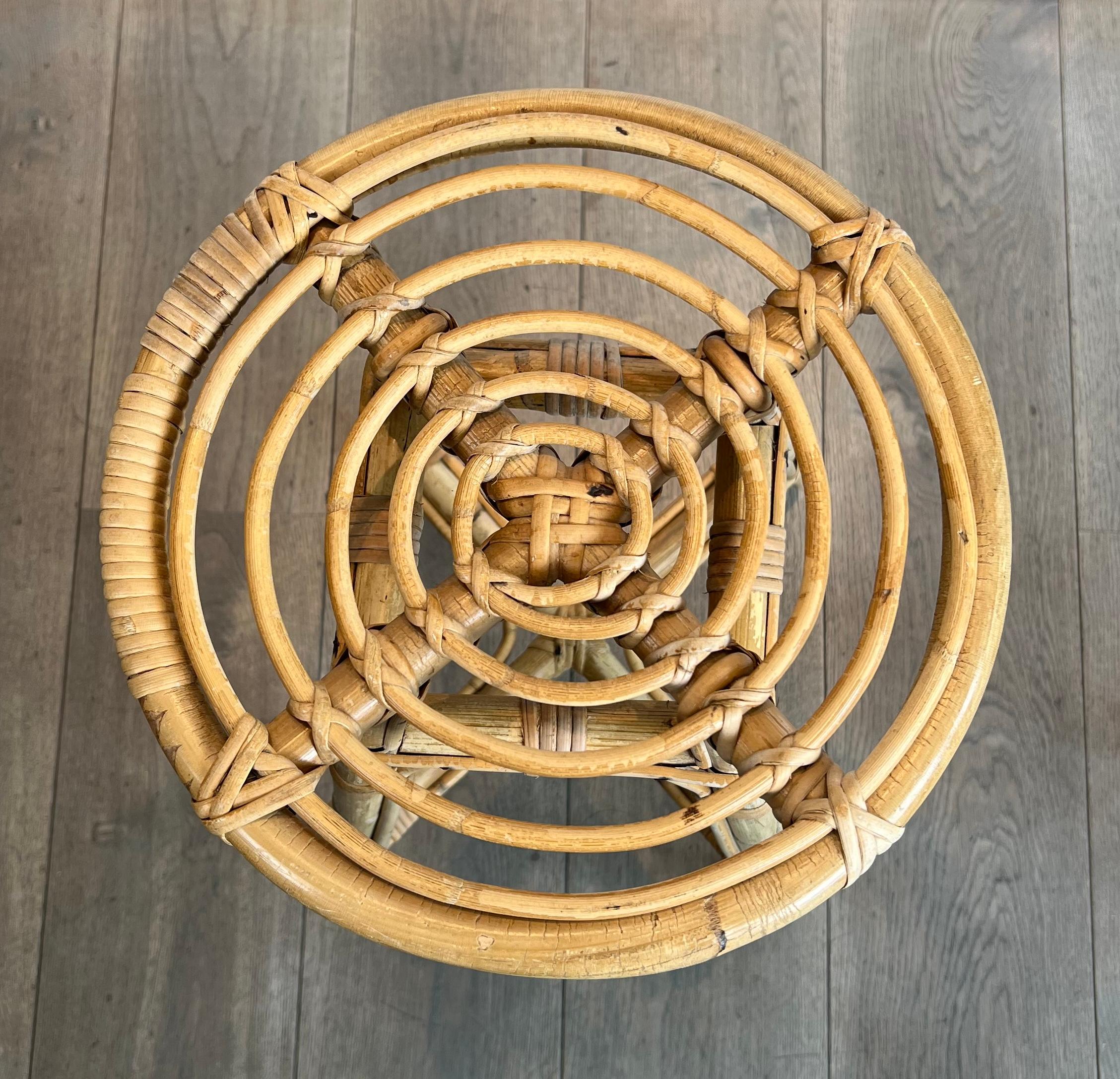 Set di 4 sgabelli in rattan. Francese. Circa 1970 in vendita 3