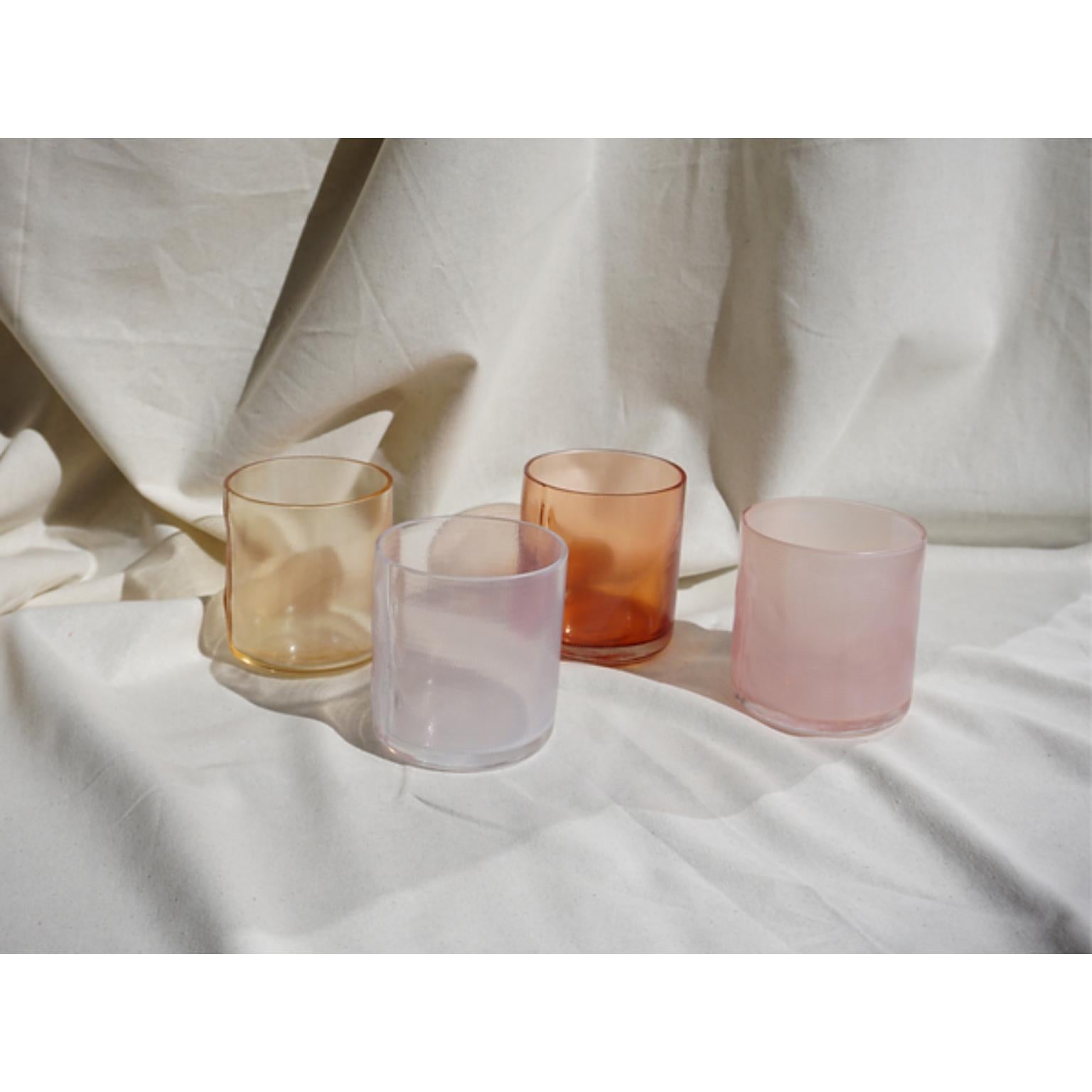 Set di 4 bicchieri Raw Sunrise di Milena Kling
Pezzi unici.
Dimensioni: Ø 8 x H. 9 cm. 
Materiali: Vetro di cristallo soffiato a bocca.

Disponibili singolarmente e in set da quattro bicchieri. Sono disponibili diverse opzioni di colore.