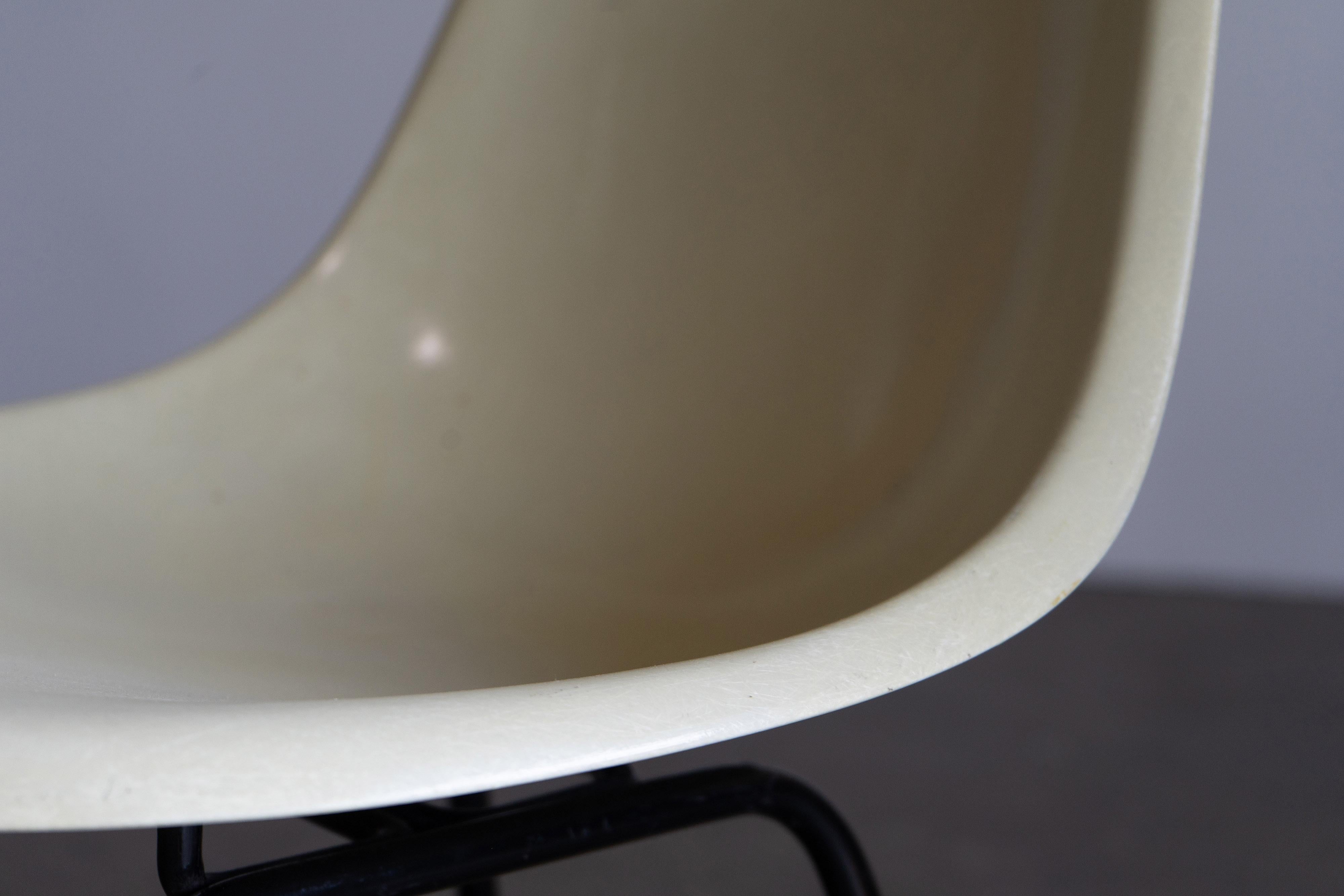 Set of 4 Ray & Charles Eames Fiberglass Side Chairs Herman Miller / Vitra, 1960s For Sale 3