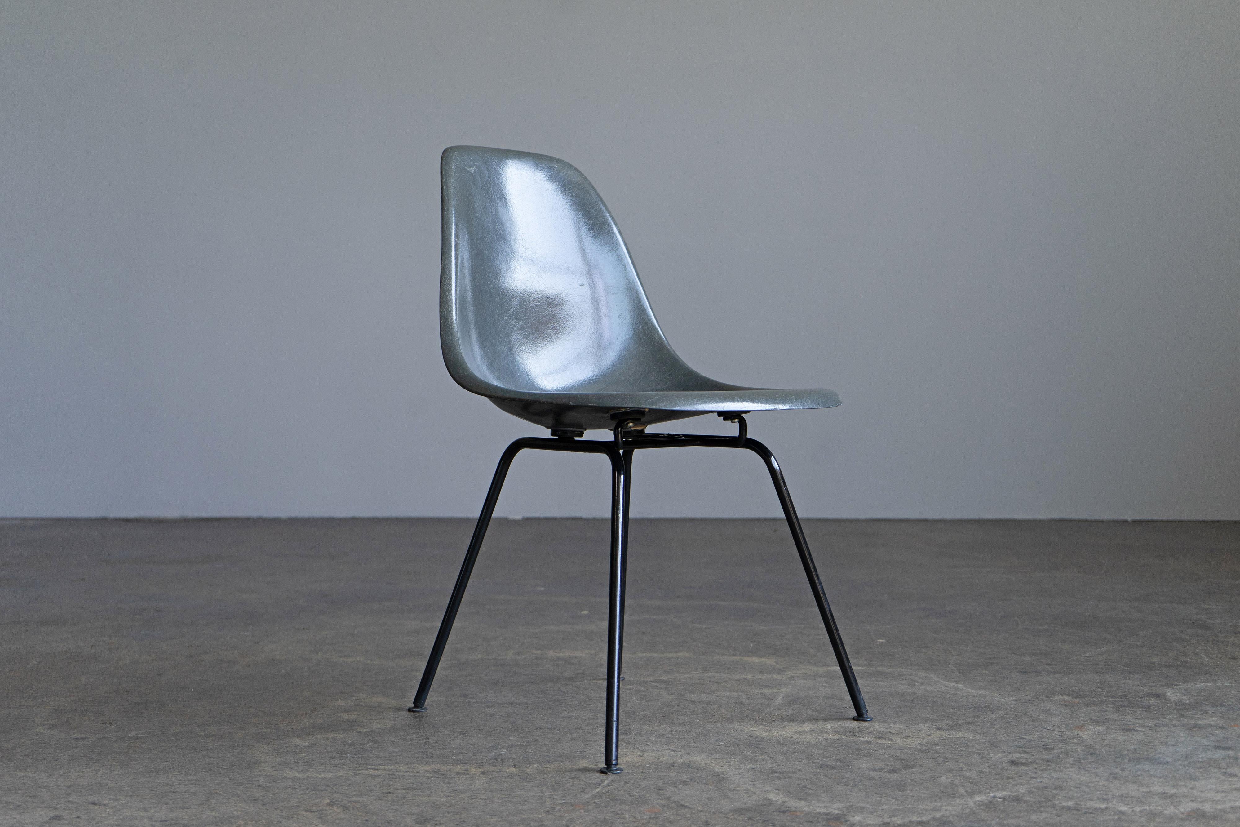Américain Ensemble de 4 chaises d'appoint Ray & Charles Eames en fibre de verre Herman Miller / Vitra, années 1960 en vente