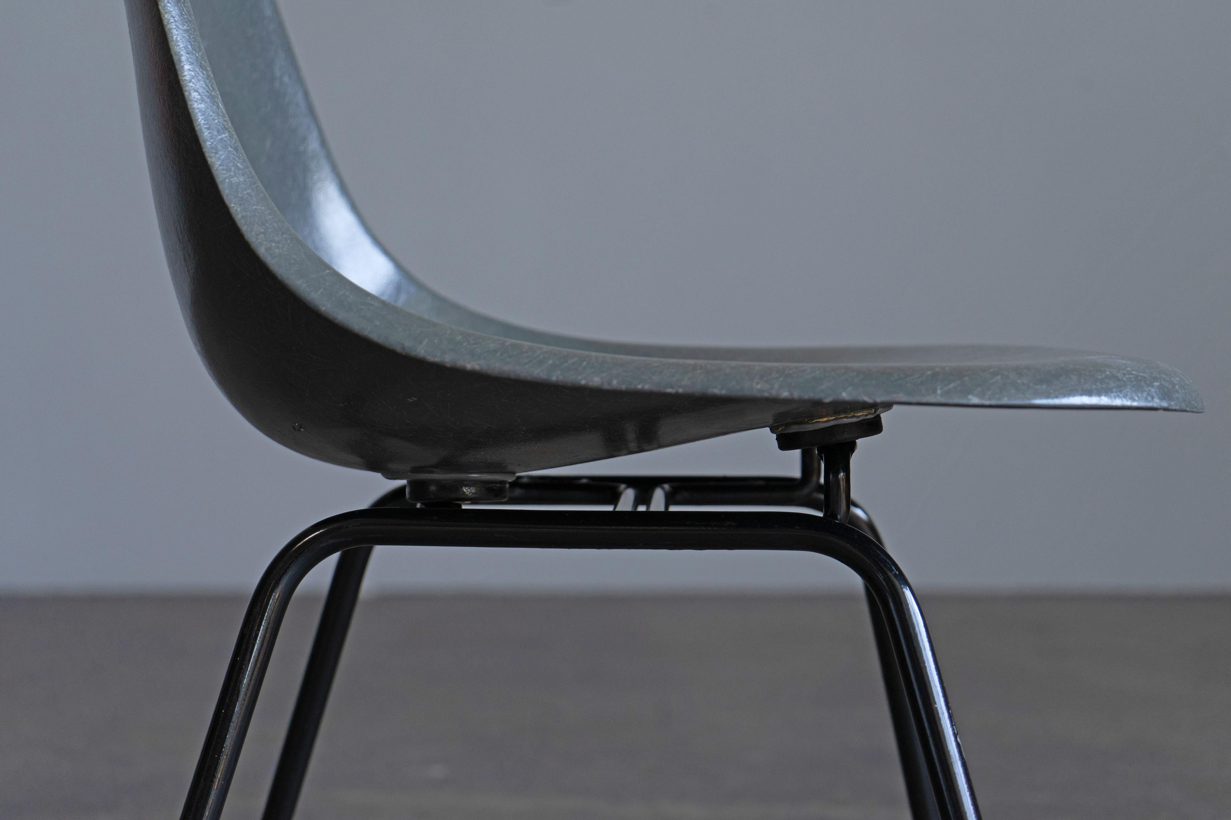 Ensemble de 4 chaises d'appoint Ray & Charles Eames en fibre de verre Herman Miller / Vitra, années 1960 Bon état - En vente à Rosendahl, DE